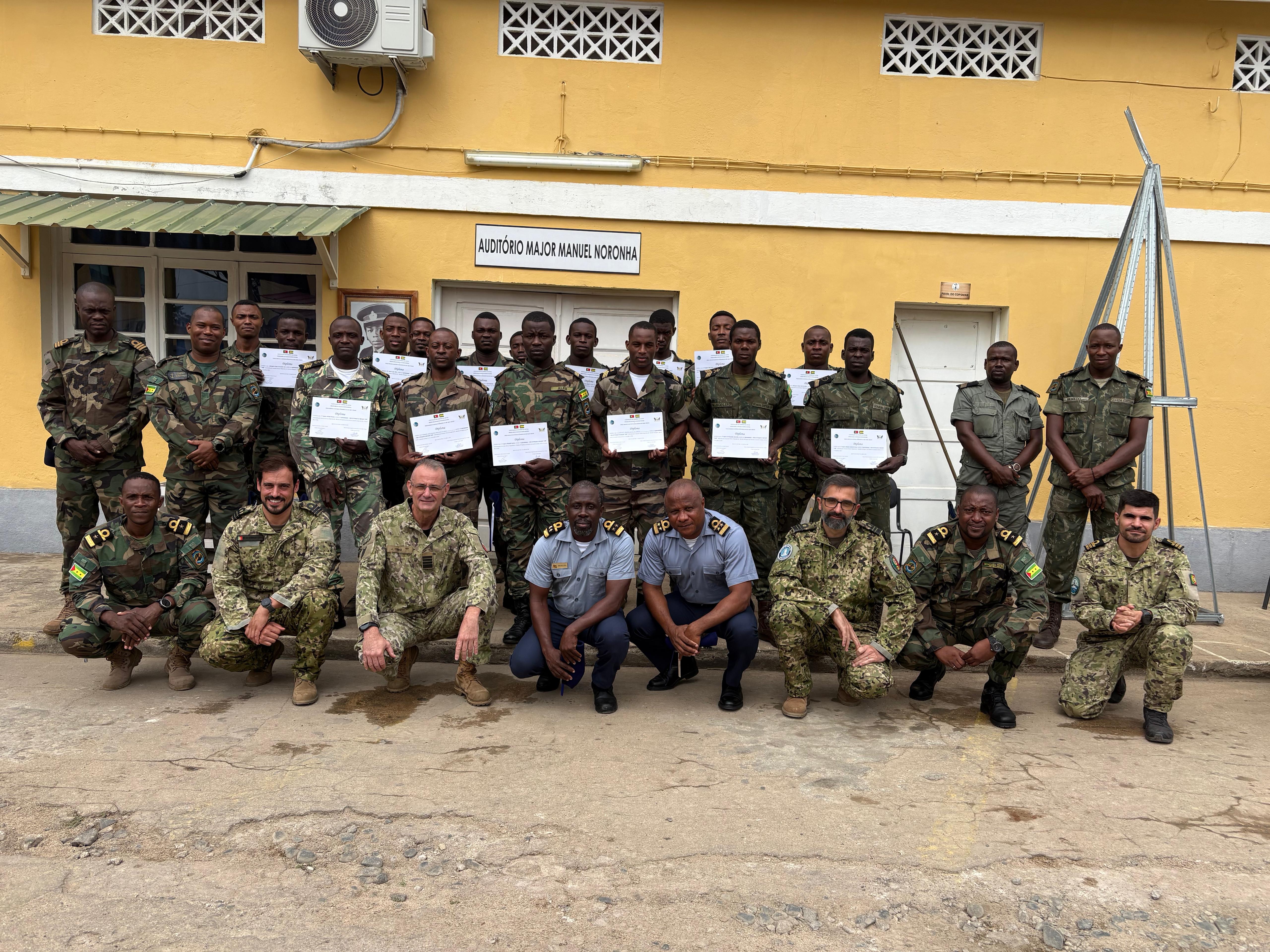 Entrega de diplomas após Formação em Operações de Busca e Salvamento Marítimo em São Tomé e Príncipe