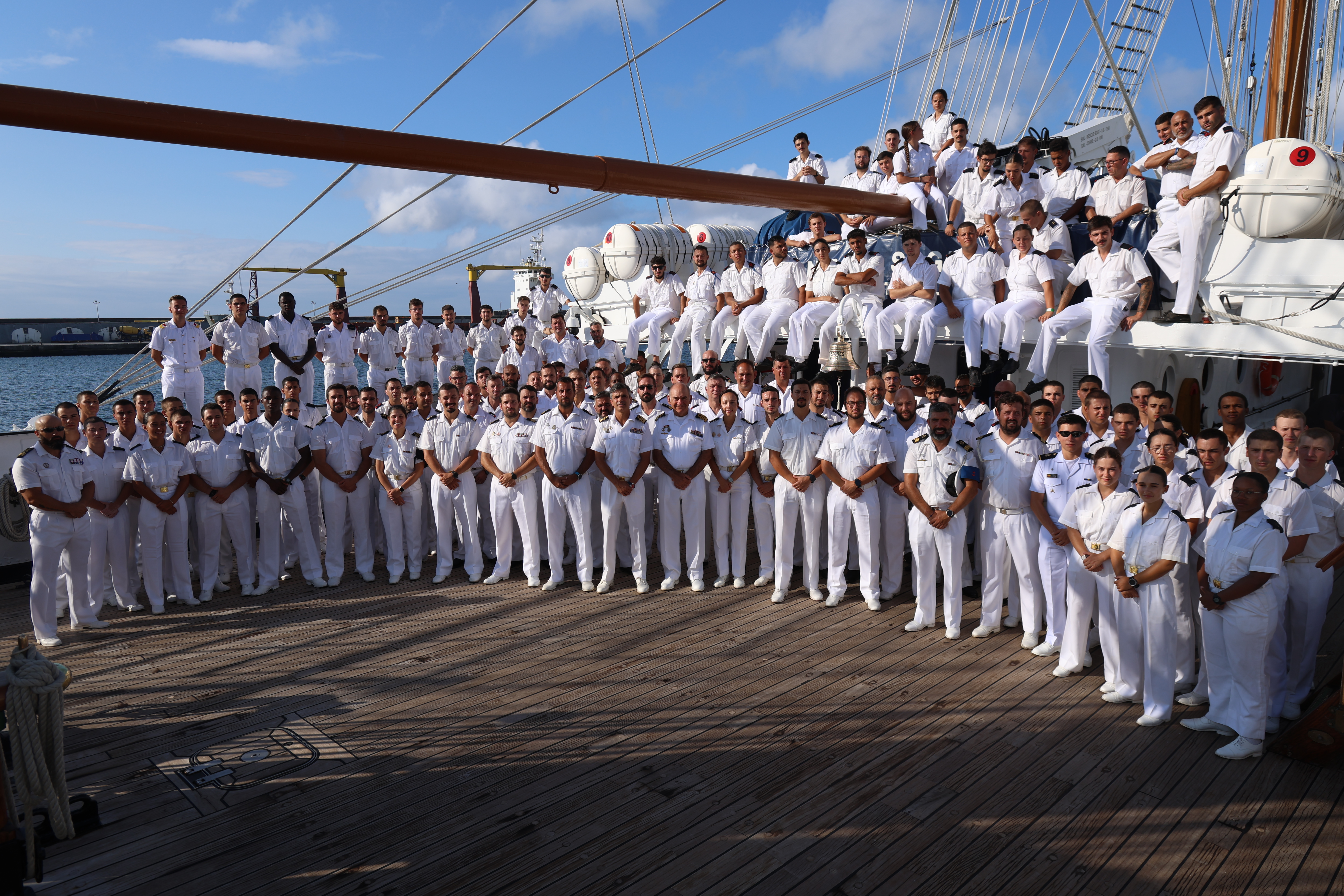 NRP Sagres navega de regresso à Base Naval de Lisboa