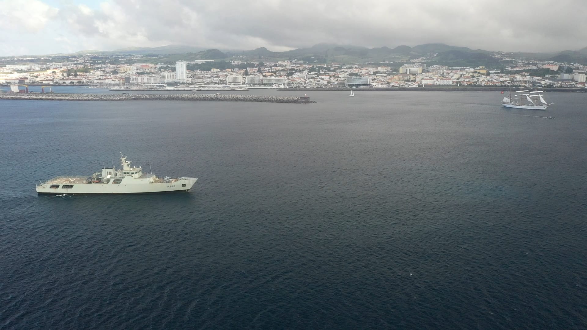 NRP Sagres a sair de Ponta Delgada