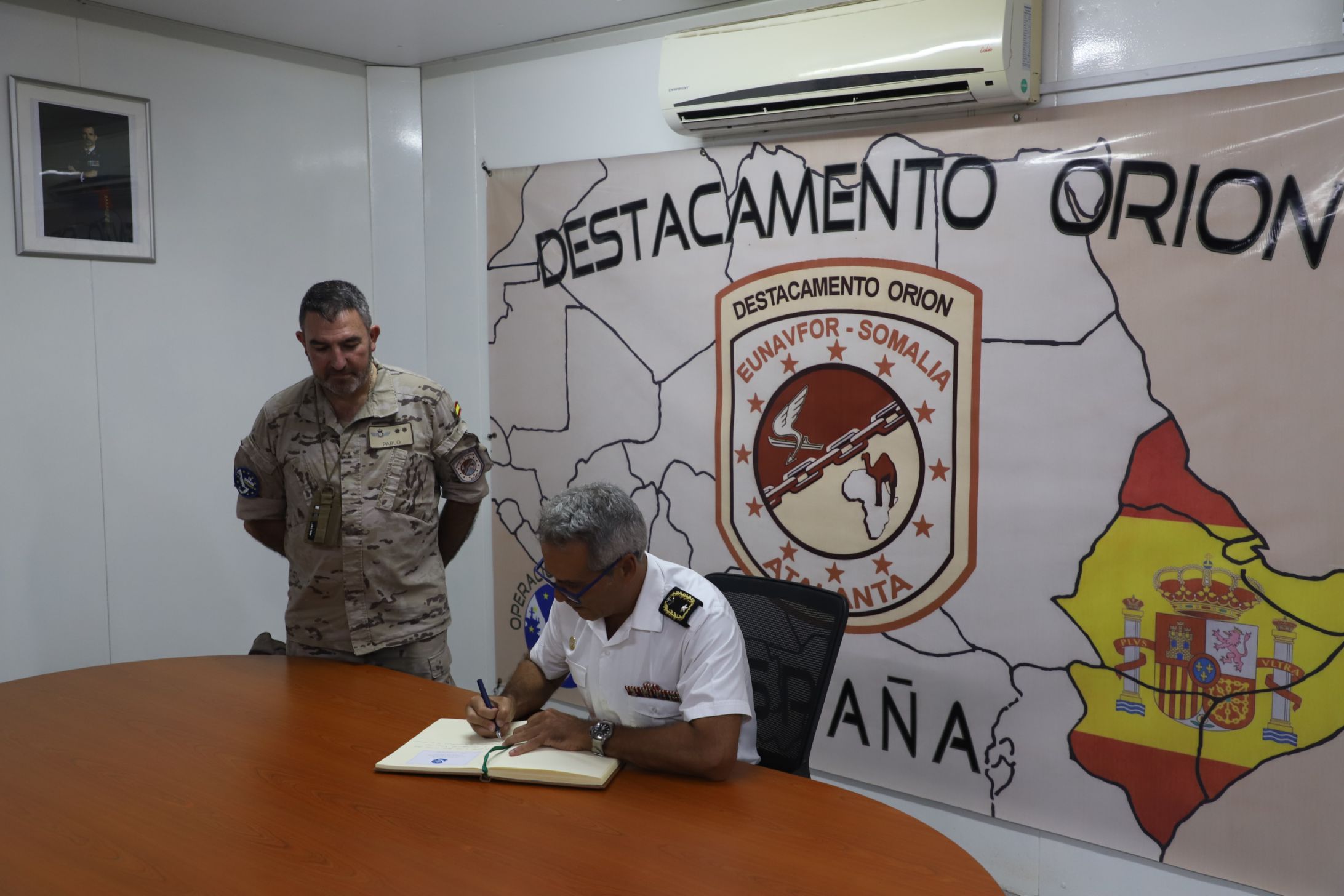 Comandante da Força Naval da União Europeia visita o destacamento da Força Aérea espanhola no Djibuti