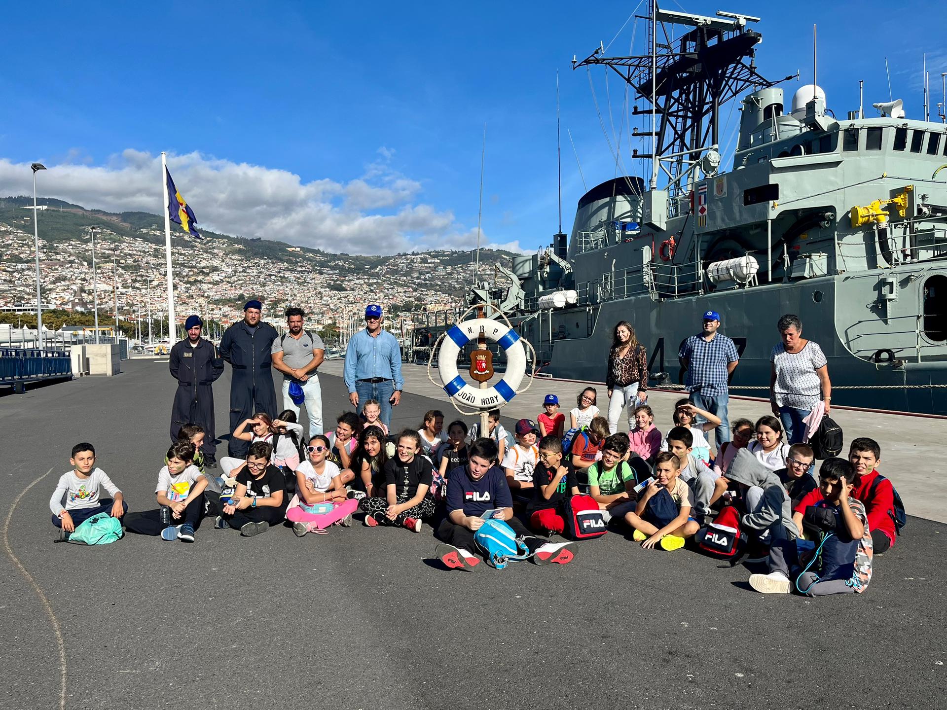 NRP Joao Roby- foto de grupo com crianças