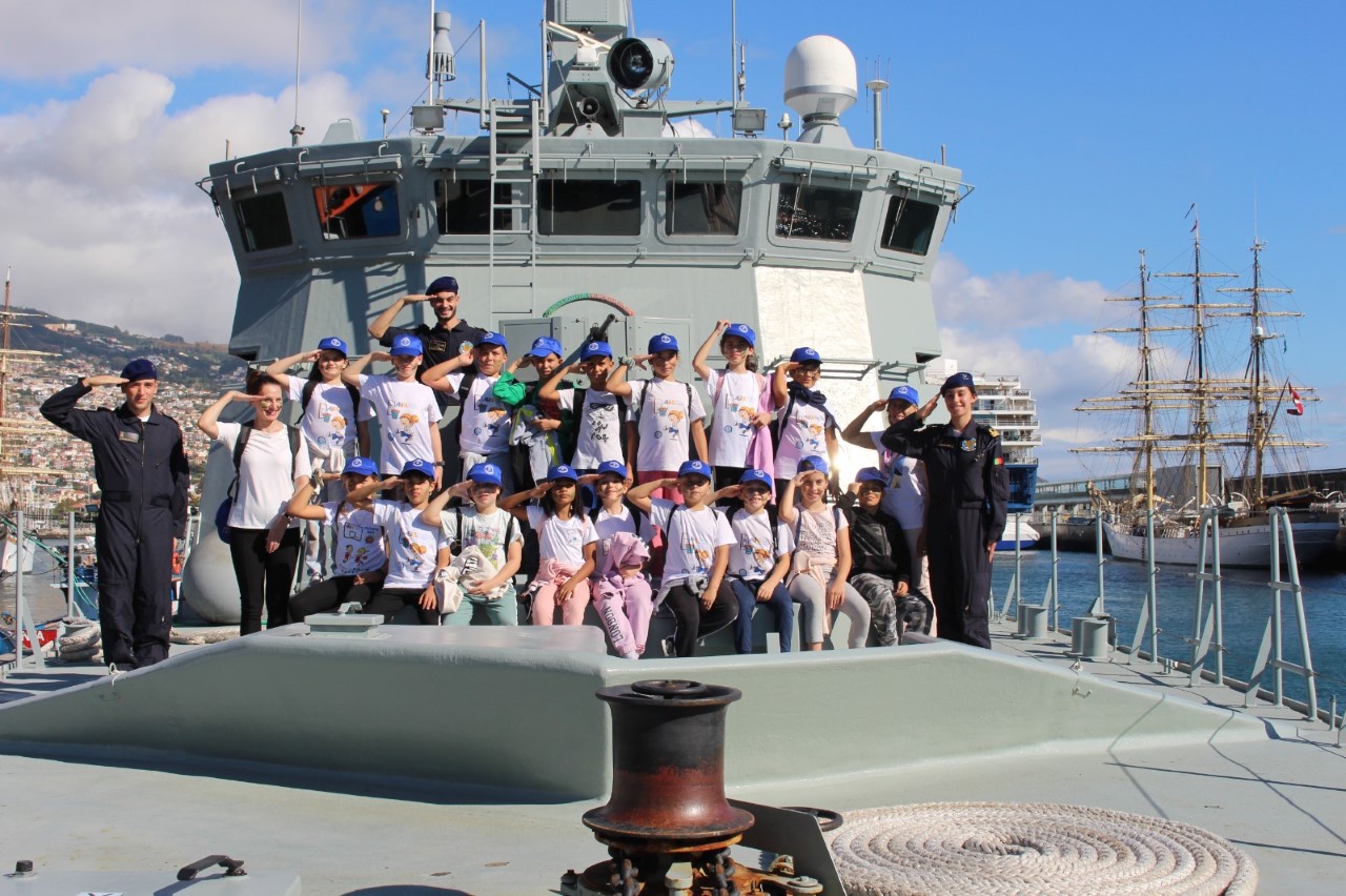 Navio da Marinha recebe iniciativa "Alista-te por um dia"