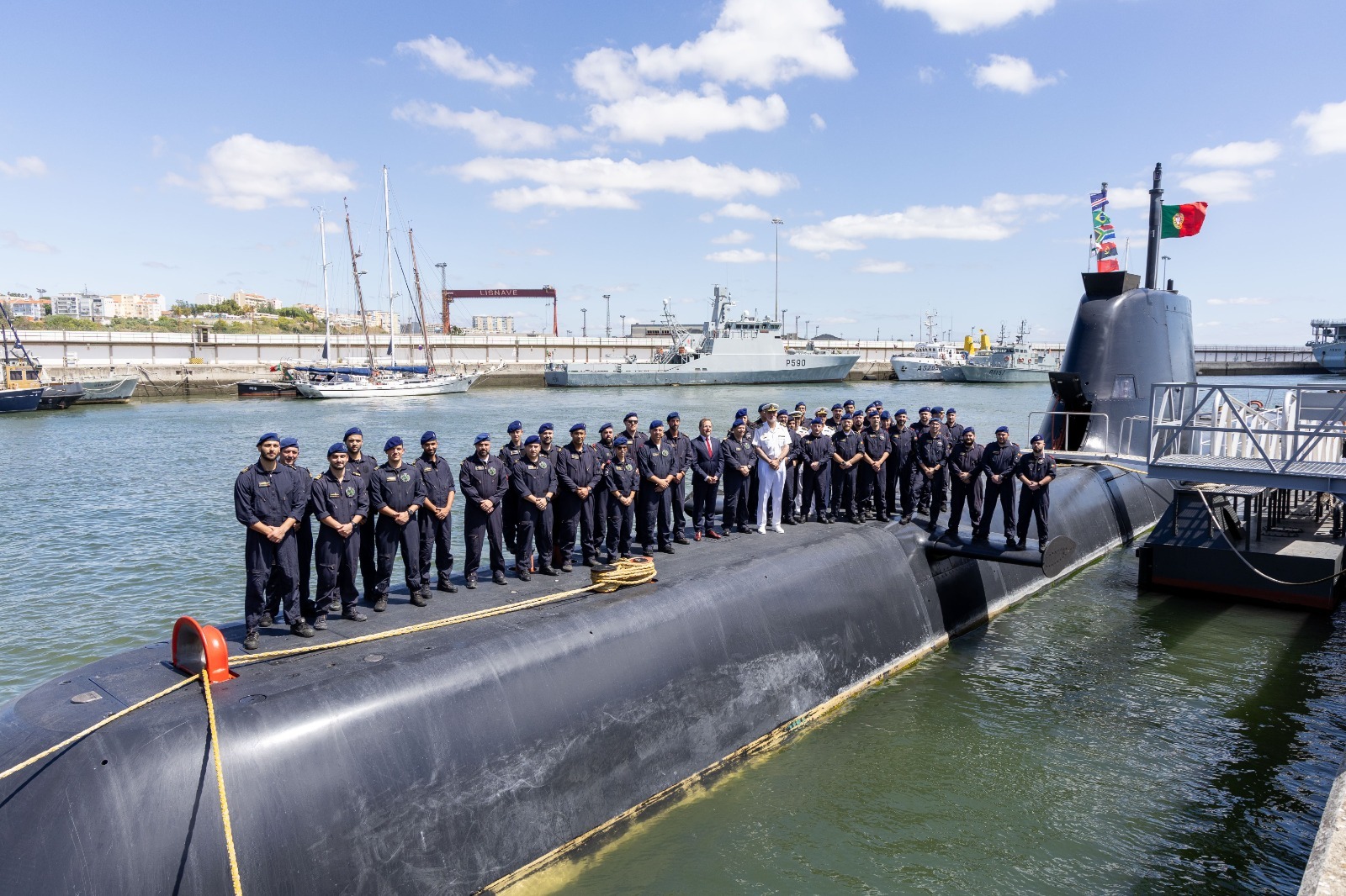 Submarino Arpão regressa após missão histórica