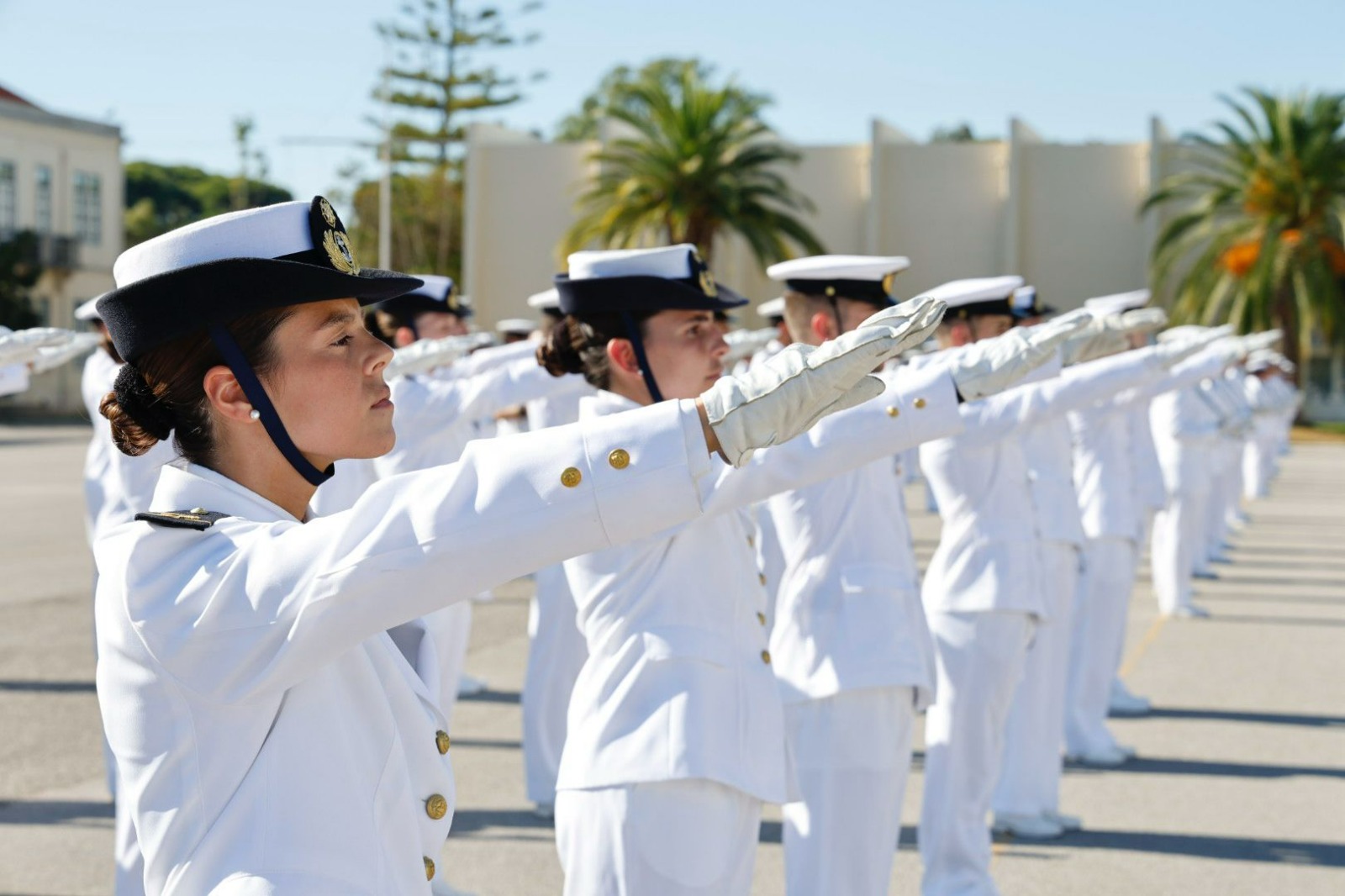 aspirantes da Escola Naval juram bandeira