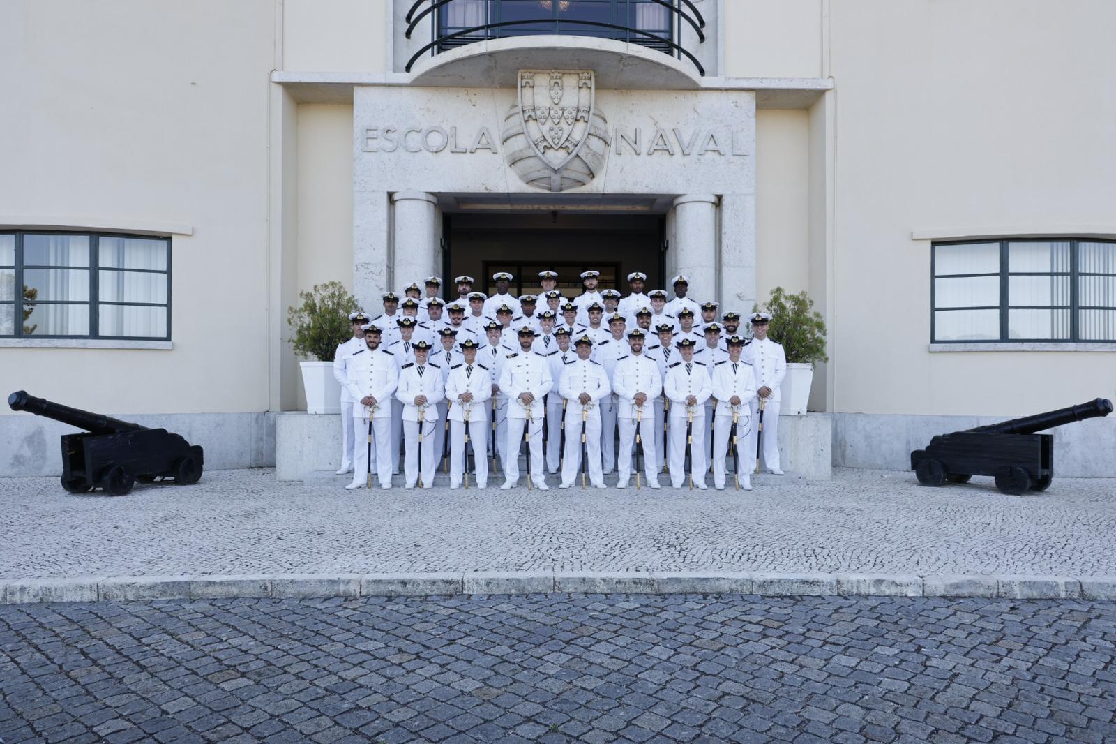 aspirantes da Escola Naval juram bandeira
