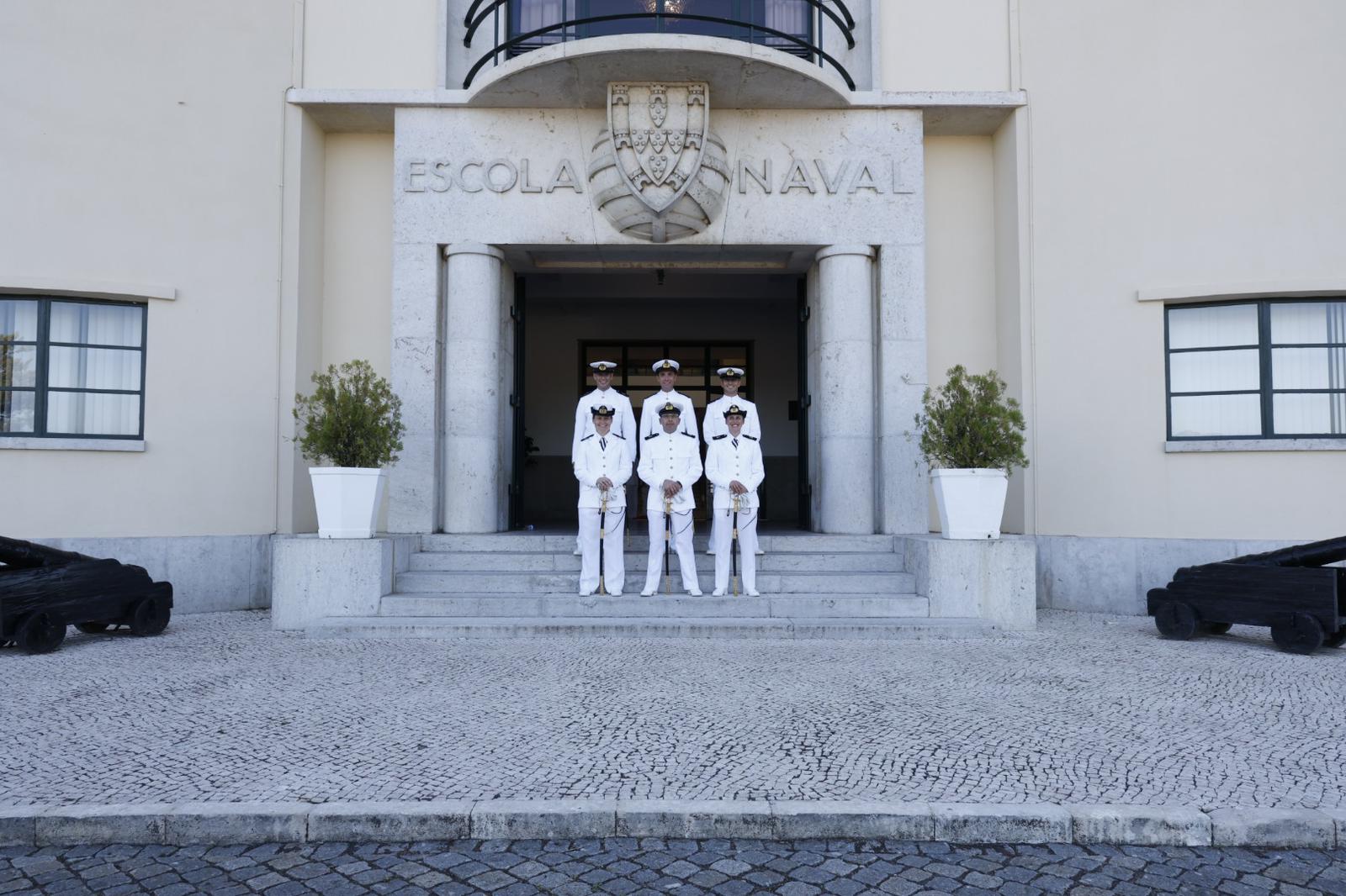 aspirantes da Escola Naval juram bandeira