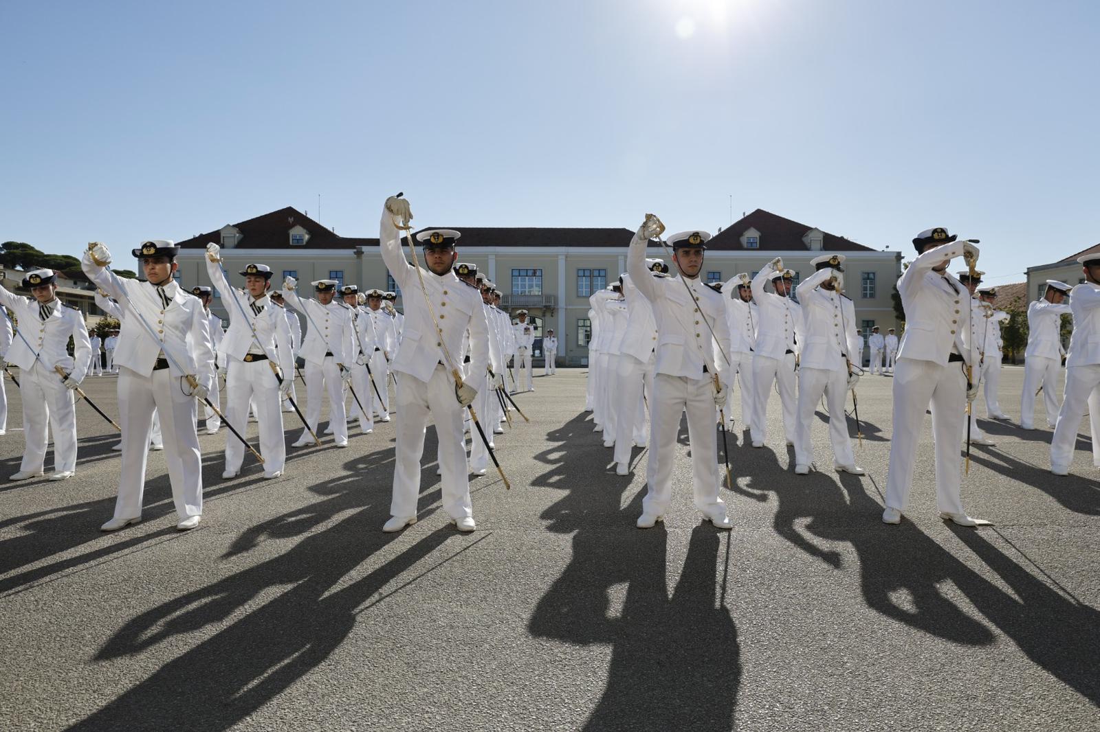 aspirantes da Escola Naval juram bandeira