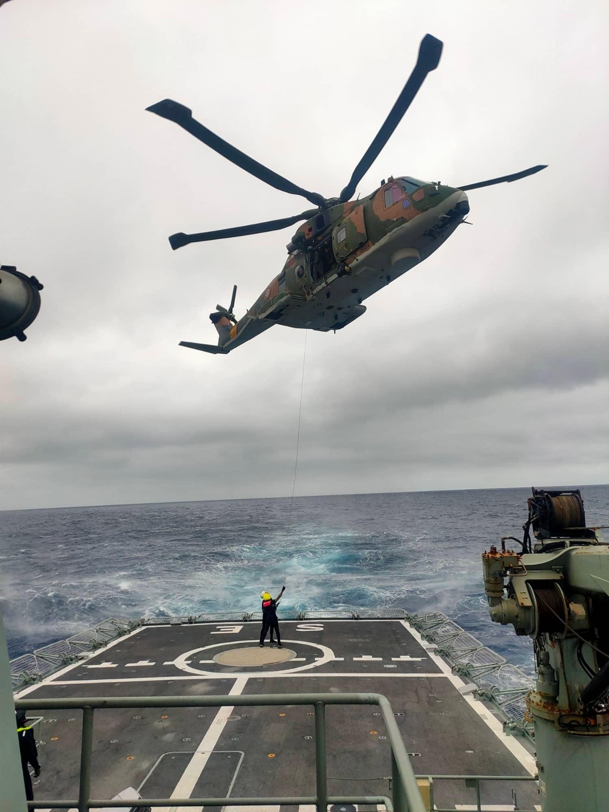 Helicóptero da Marinha a levantar voo por cima do navio da Marinha