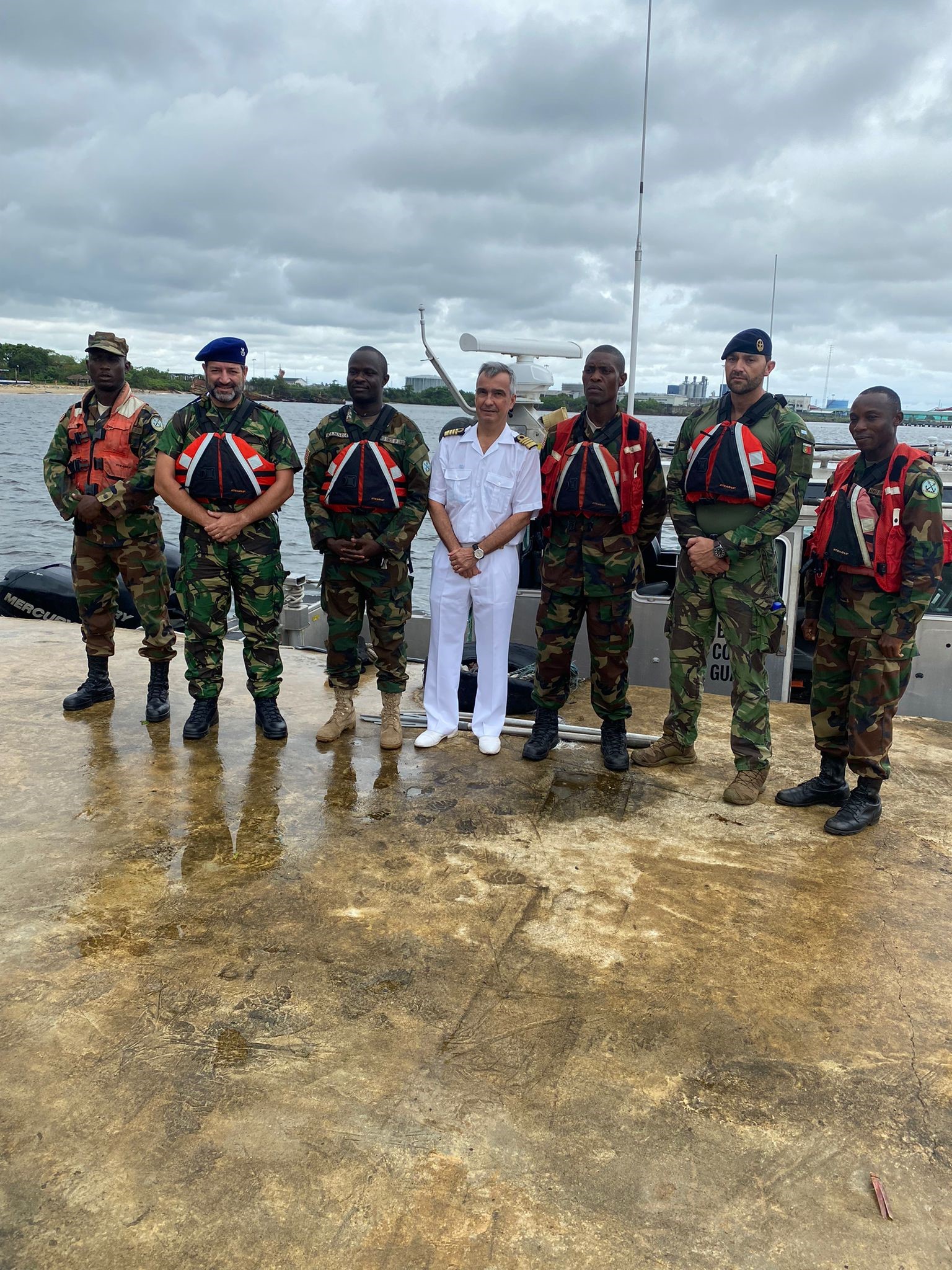Foto de grupo com militar da Marinha ao Centro