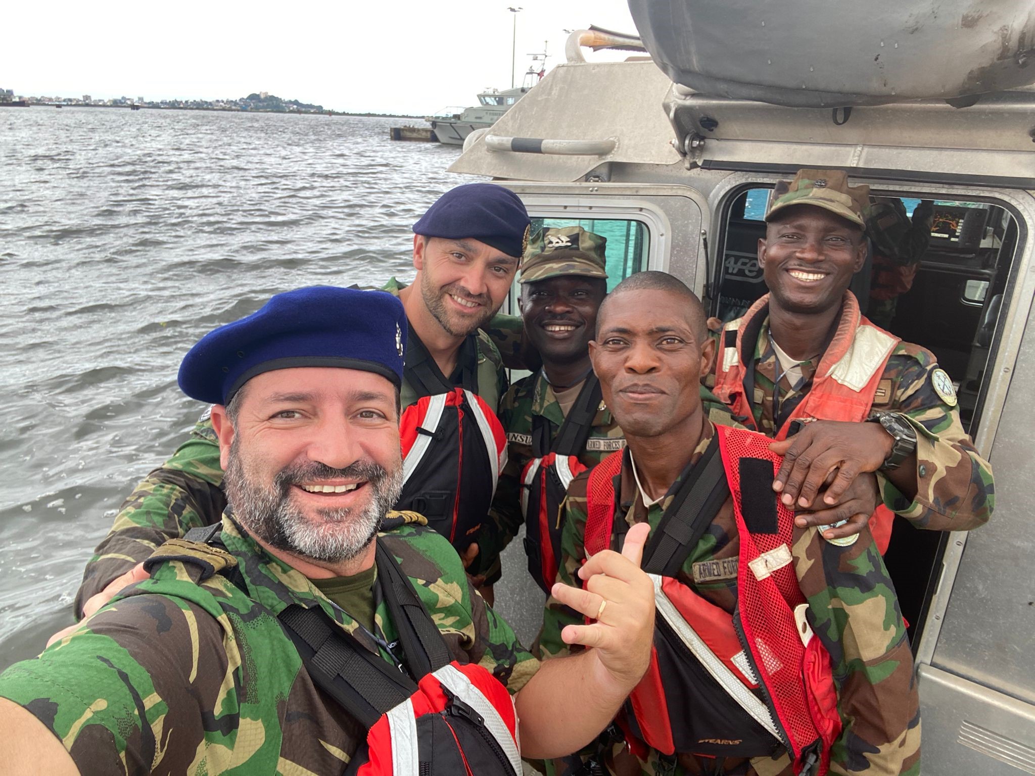 Selfie com militares da Marinha Portuguesa e da Libéria