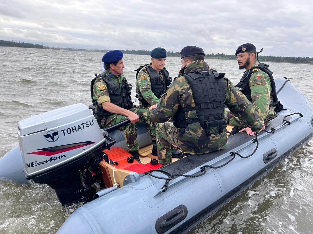 Fuzileiros com novos botes