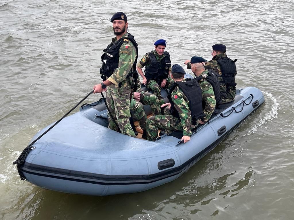 Fuzileiros com novos botes