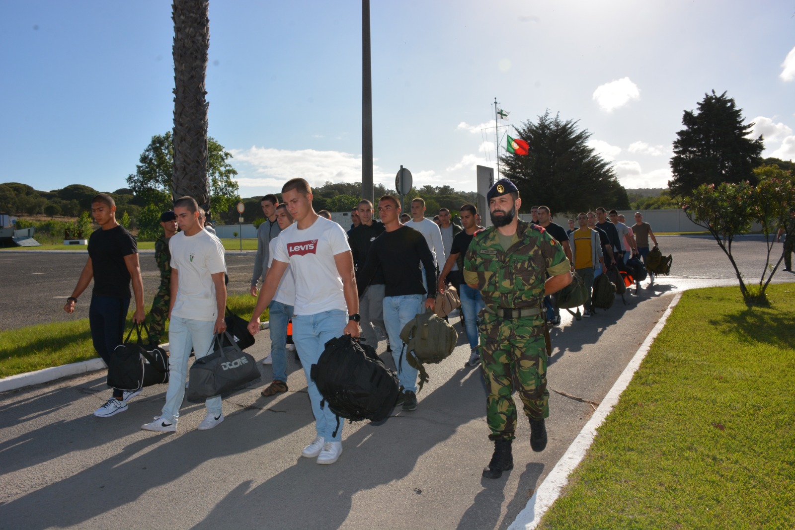 Recrutas a entrar na Escola de Fuzileiros