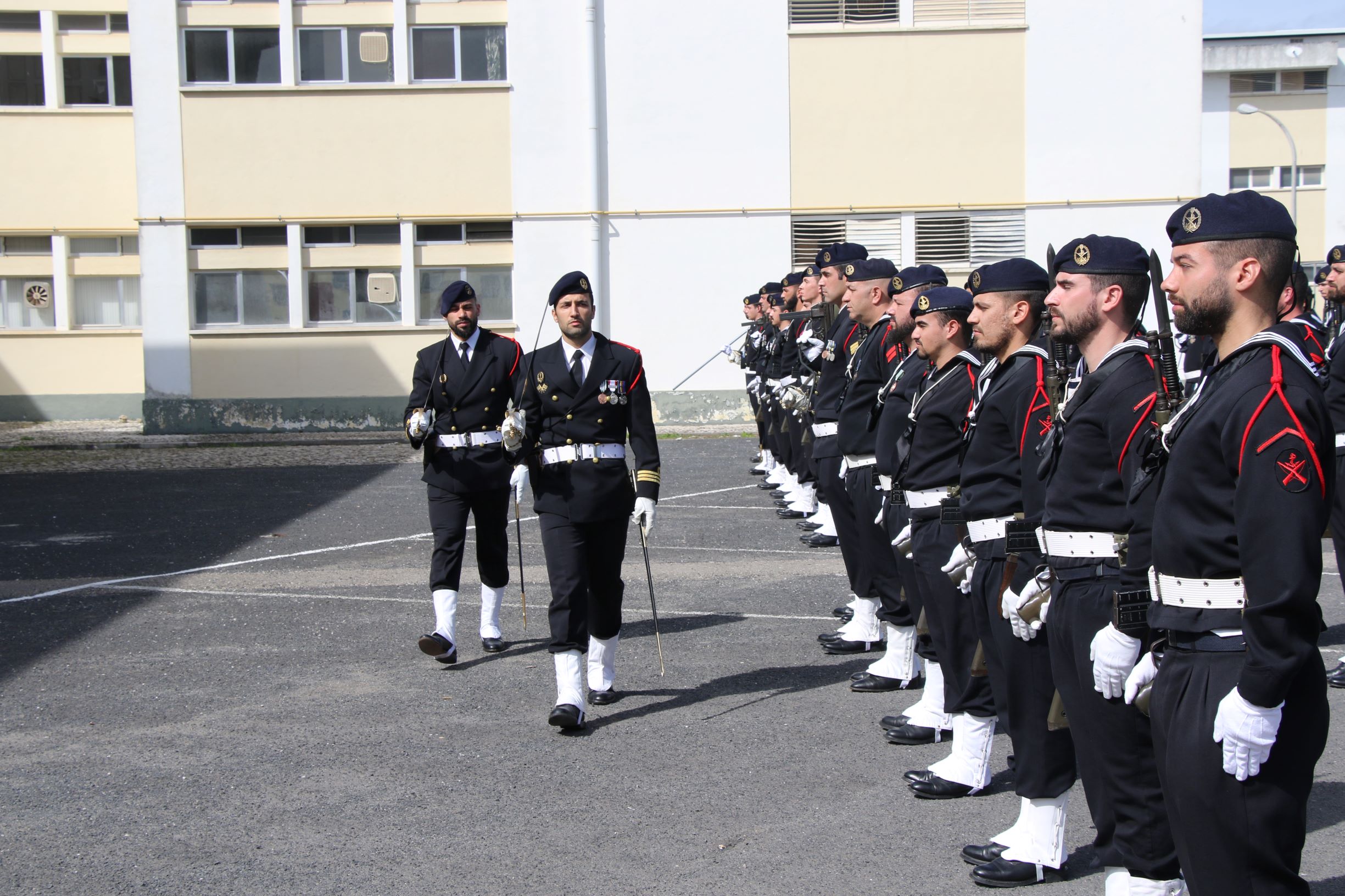 oficial militar do fundão com corpo de fuzileiros