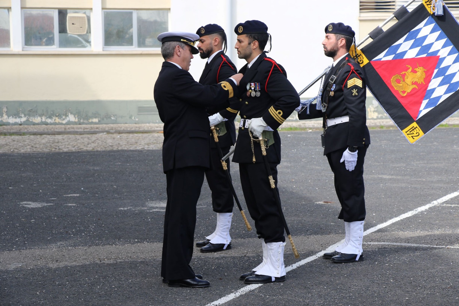 Oficial militar do Fundão a receber medalha