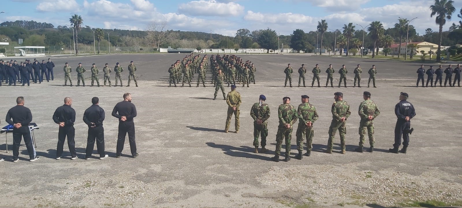 Militares da Marinha participam em torneio de remo em botes na Escola de Fuzileiros