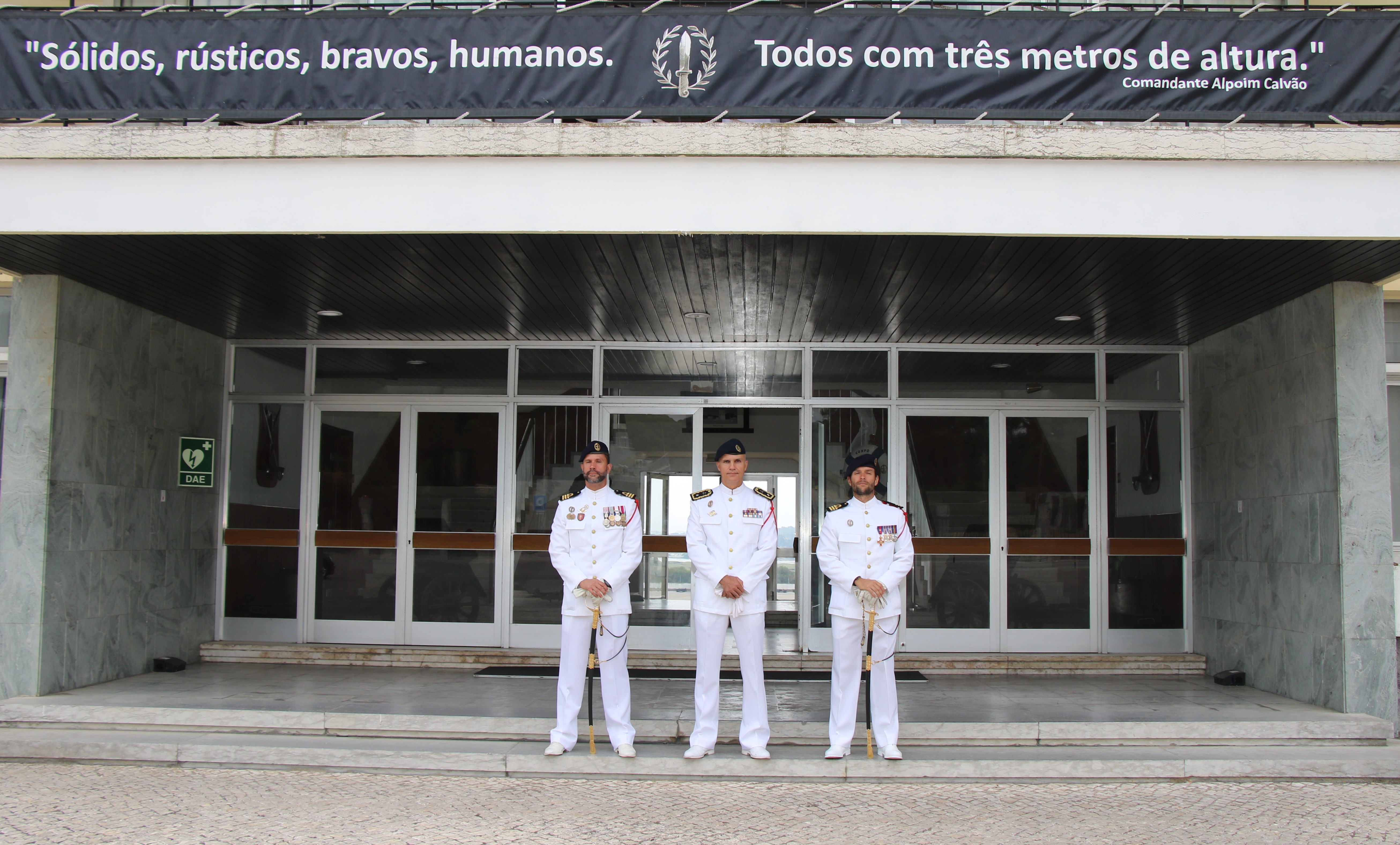 3 militares à porta do edifício militar