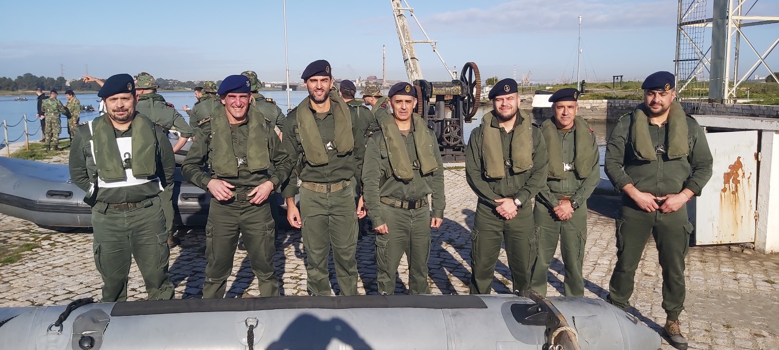 Militares da Marinha participam em torneio de remo em botes na Escola de Fuzileiros