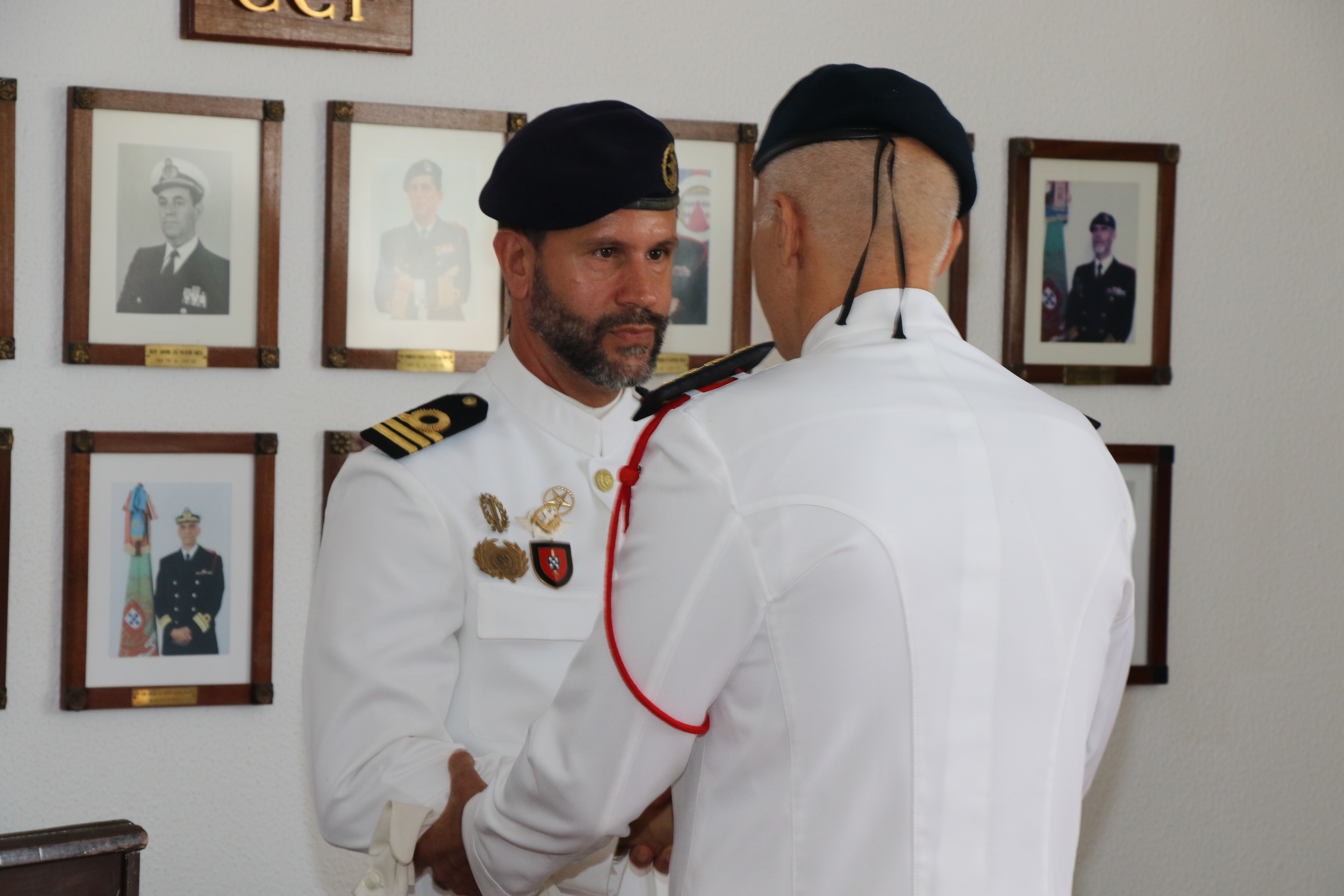 fuzileiro a receber cumprimento do comodoro