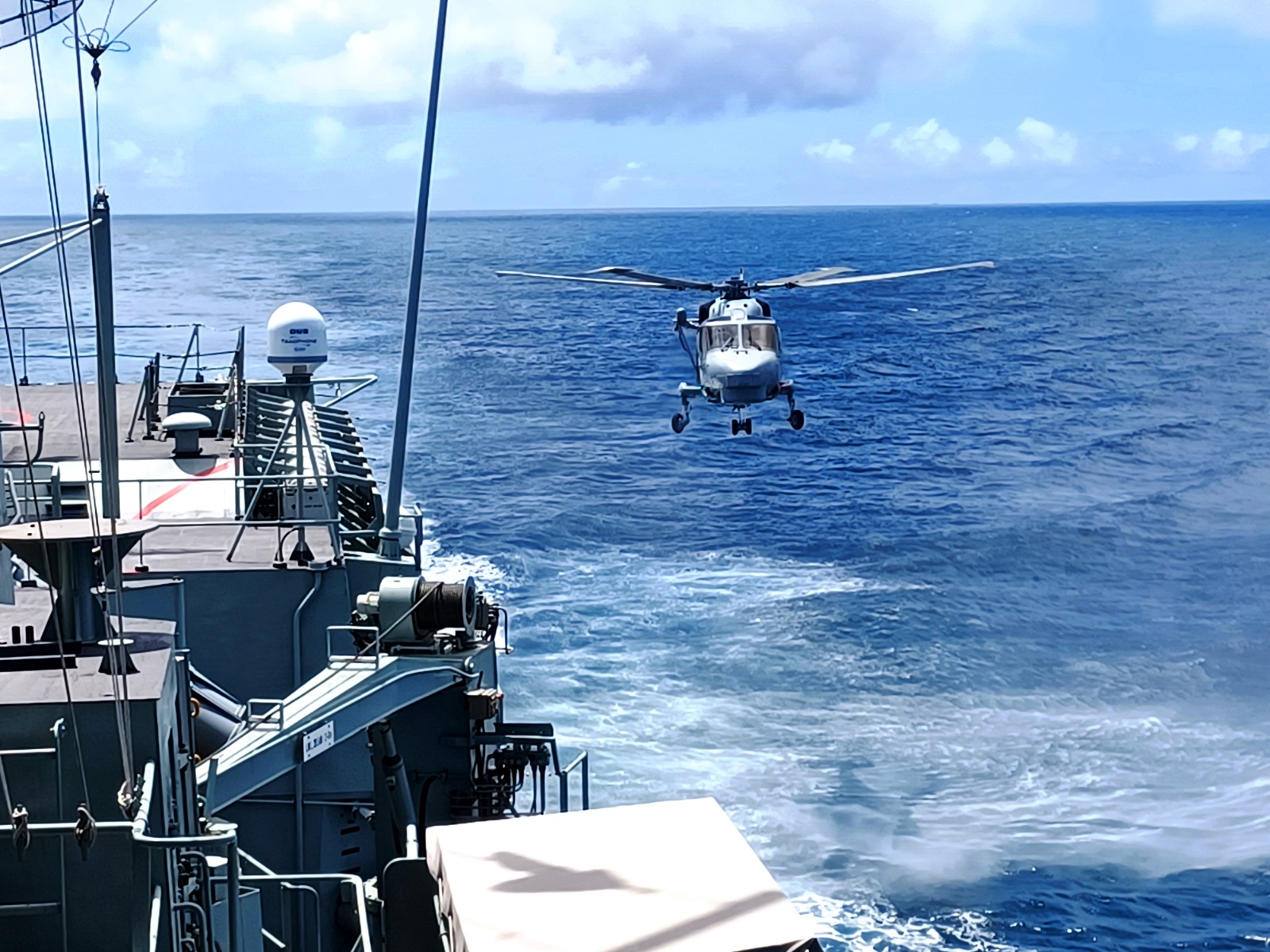 Helicóptero Lynx a voar ao lado da Fragata Bartolomeu Dias