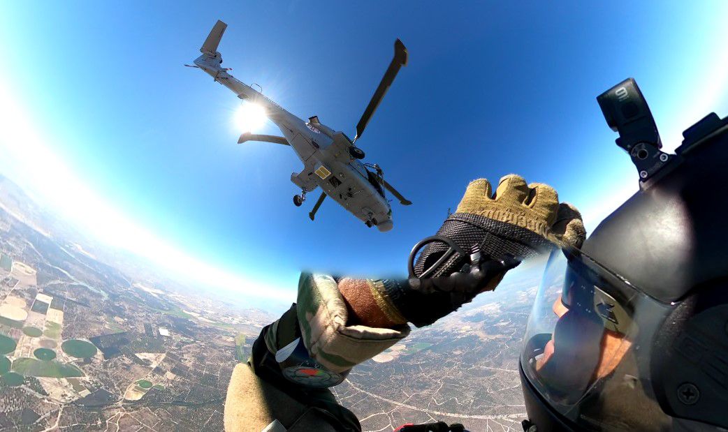 Helicóptero da Marinha realiza missão histórica 