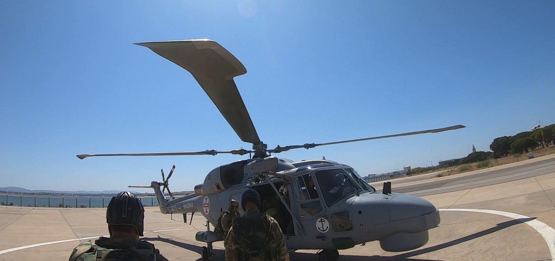 Helicóptero da Marinha realiza missão histórica 