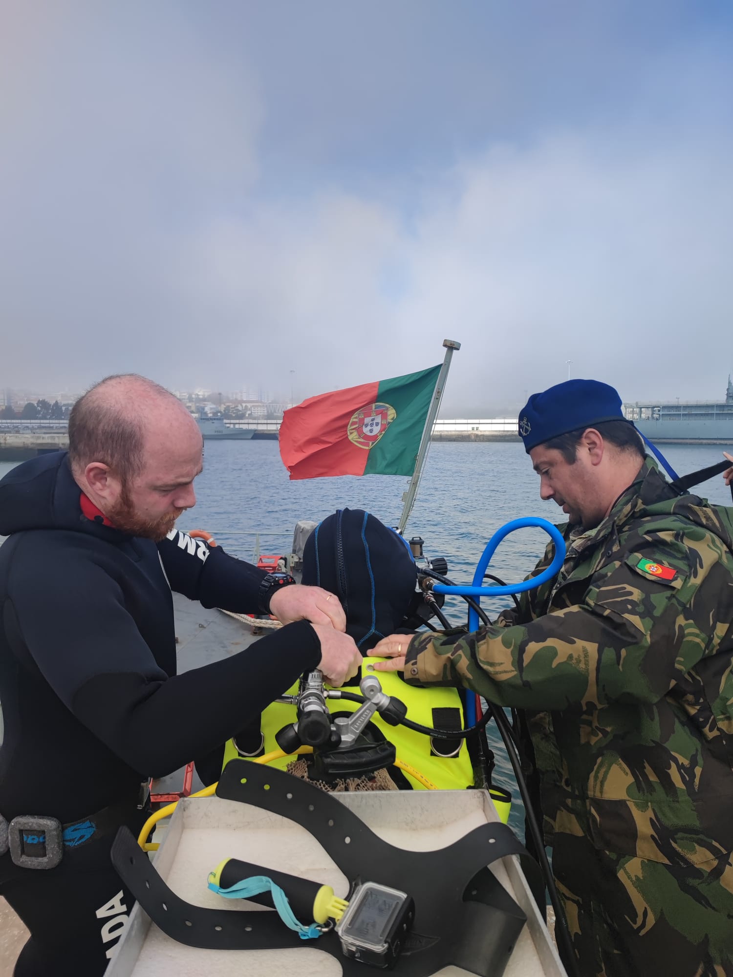 Mergulhadores da Marinha Portuguesa e da Armada Espanhola juntas em exercício