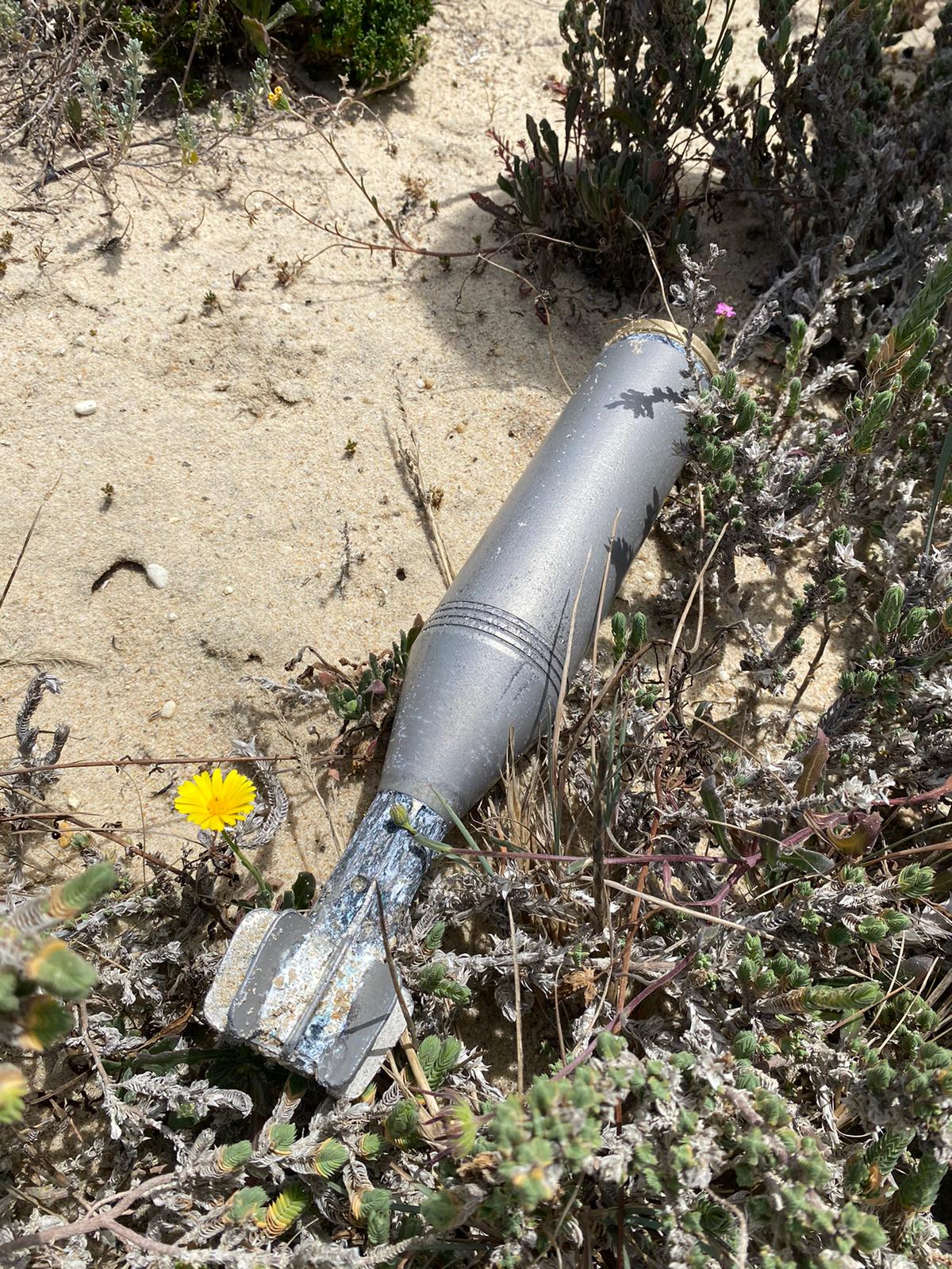 Mergulhadores da Marinha inativam engenho na Praia da Raposa, em Grândola 