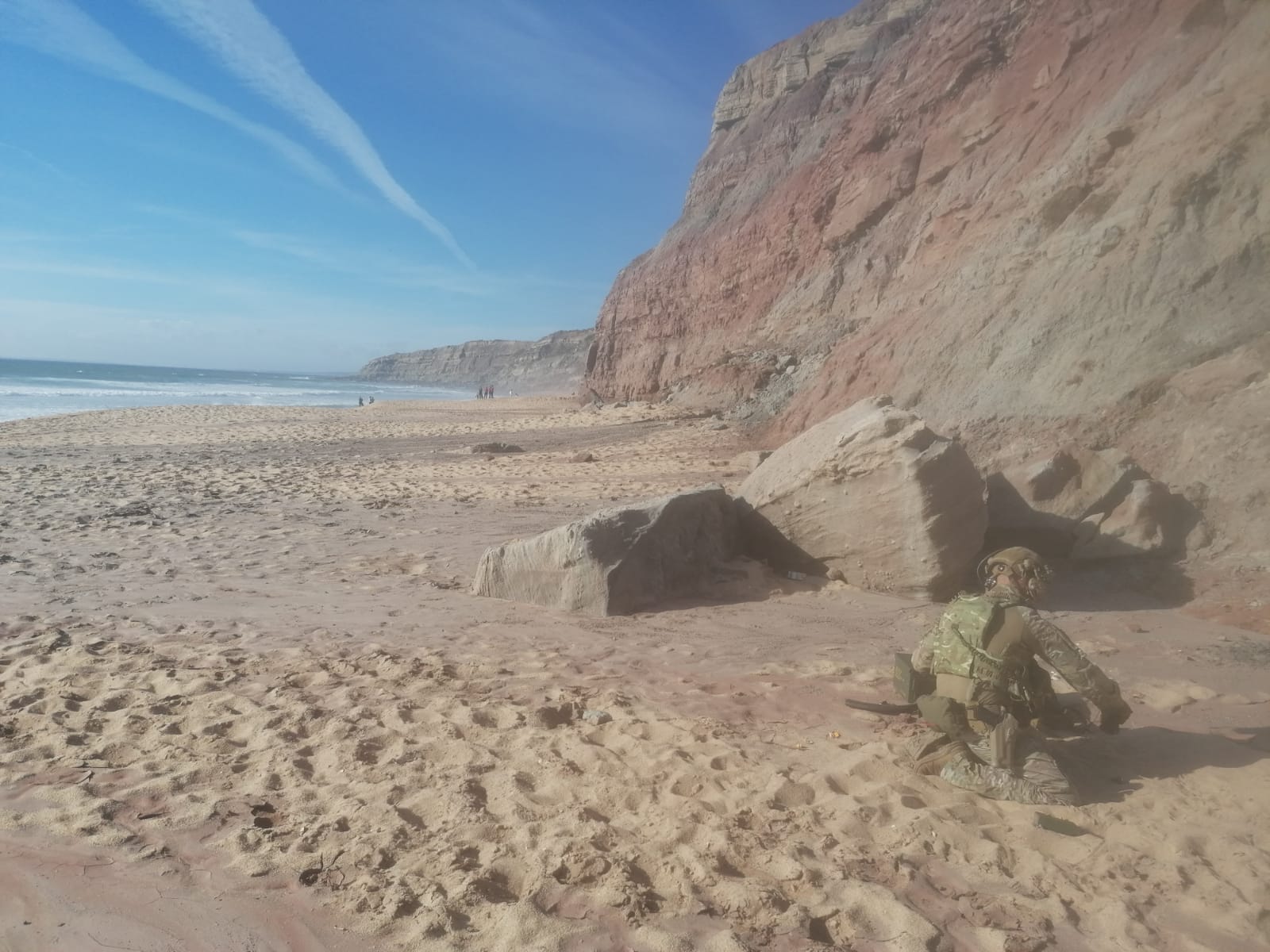 Mergulhadores da Marinha inativam engenho pirotécnico em Peniche
