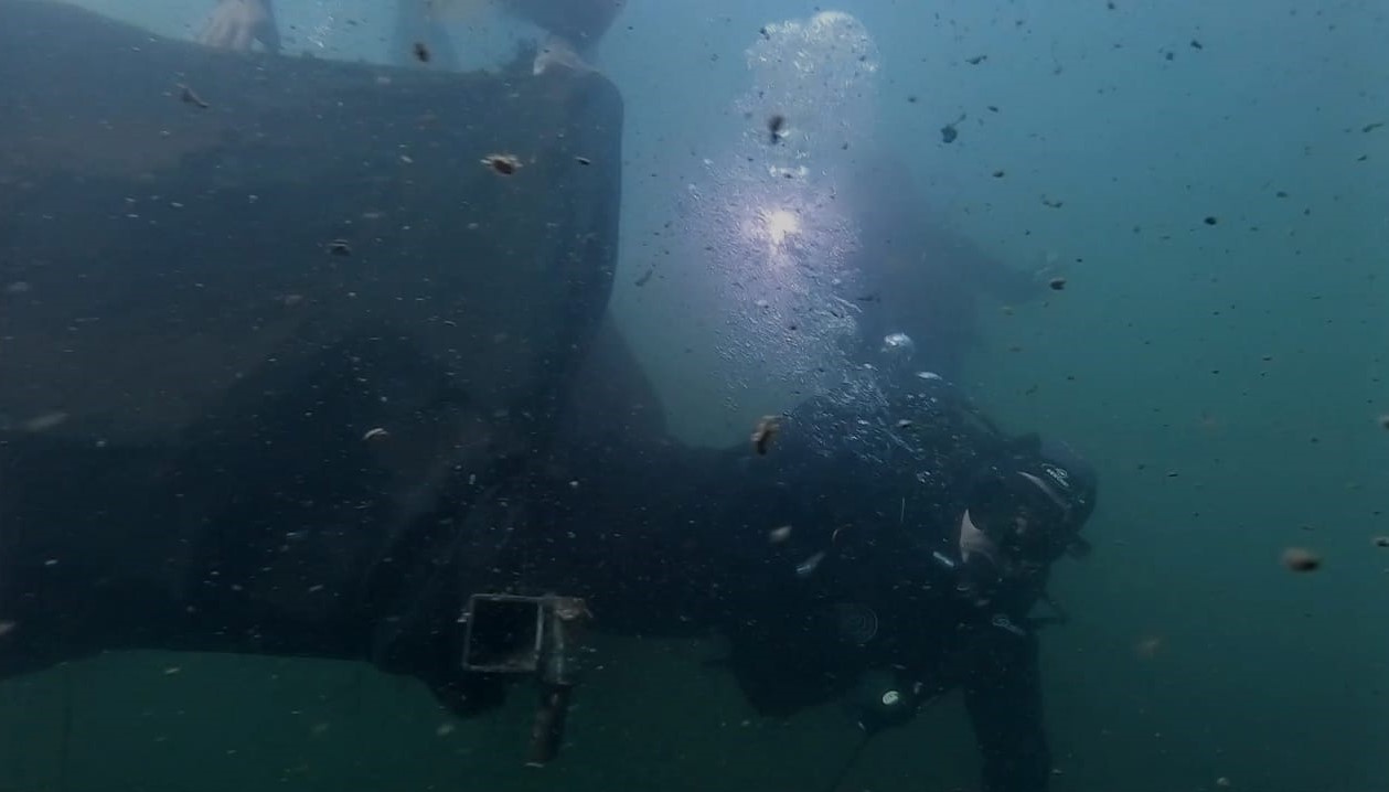 mergulhadores debaixo do mar a recolher lixo