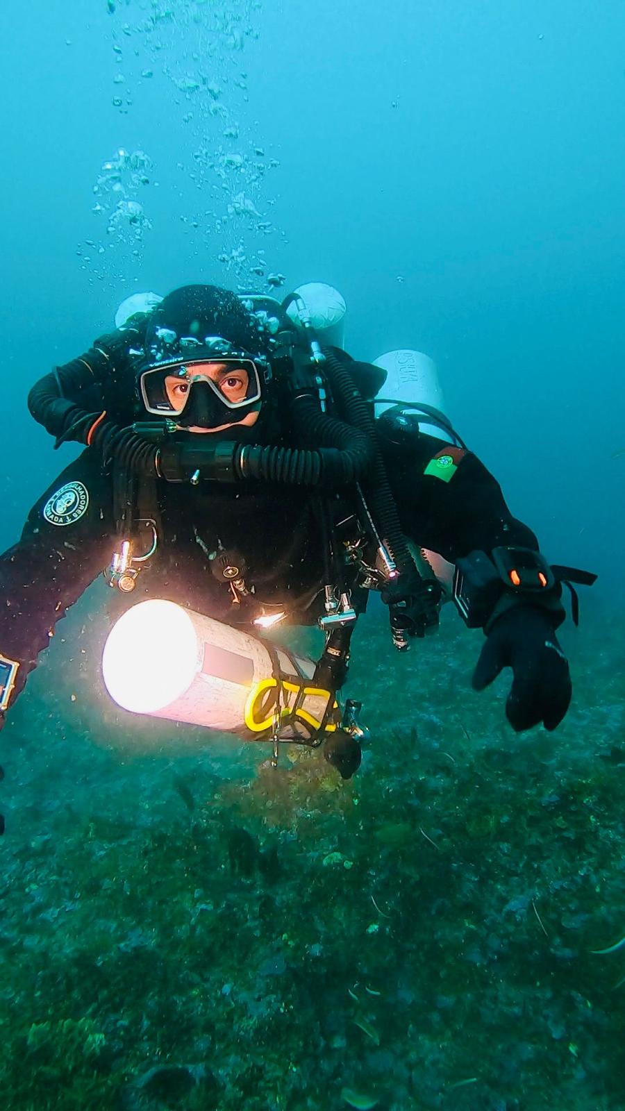 Mergulhadores da Marinha alcançam novo marco em mergulho profundo