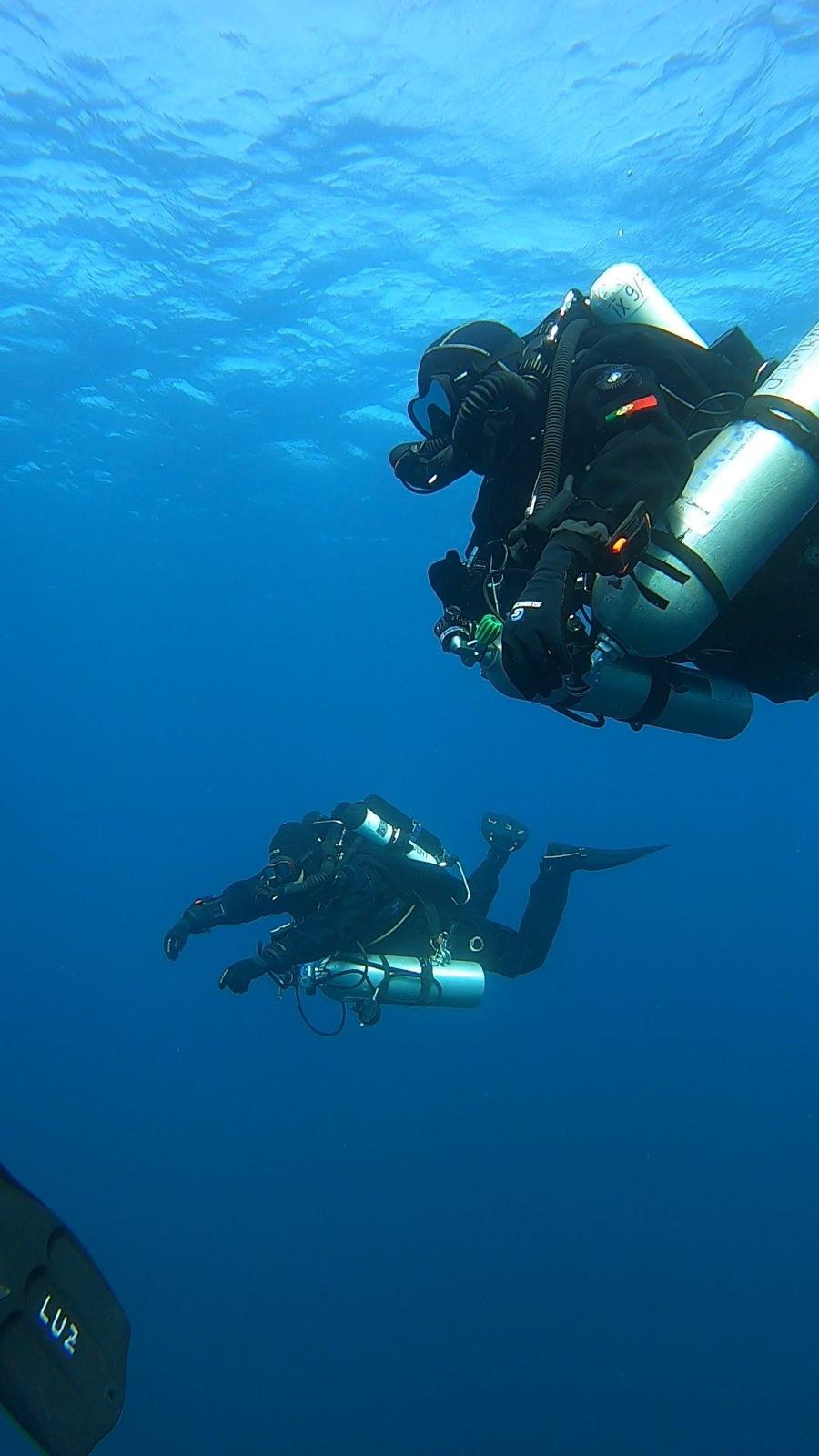Mergulhadores da Marinha alcançam novo marco em mergulho profundo
