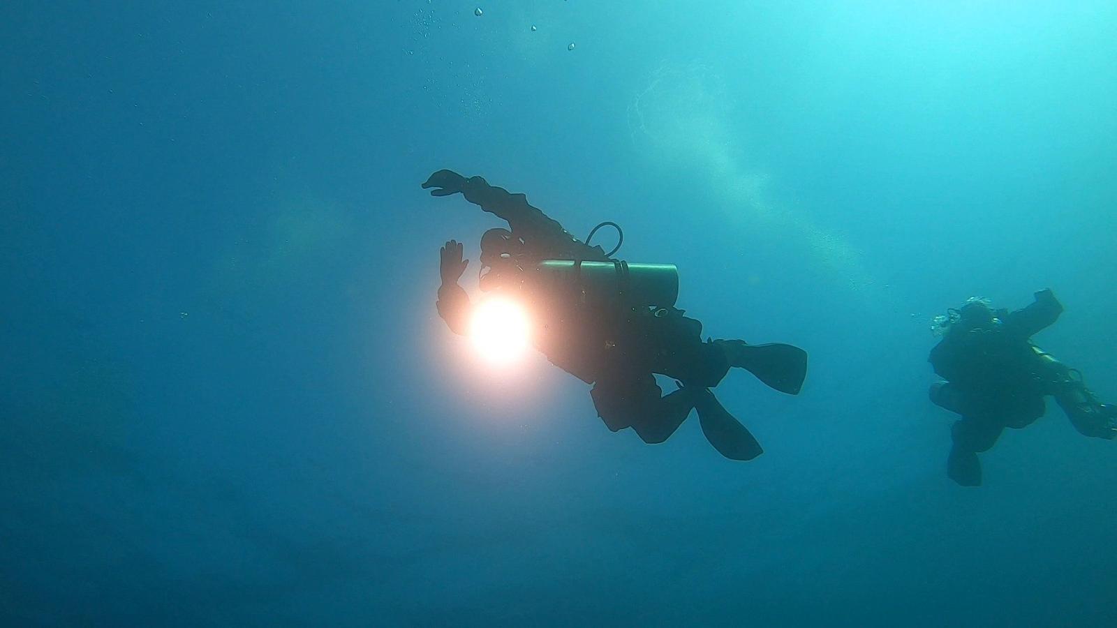 Mergulhadores da Marinha alcançam novo marco em mergulho profundo