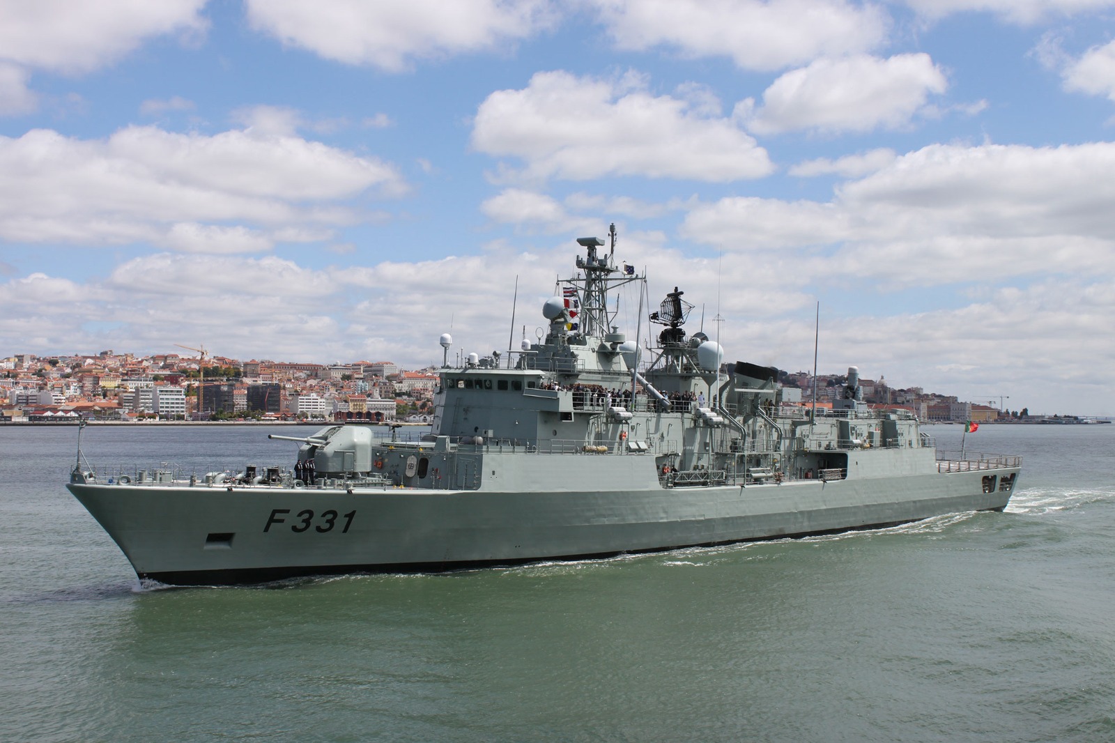 NRP Álvares Cabral prepara-se para mais uma missão em África