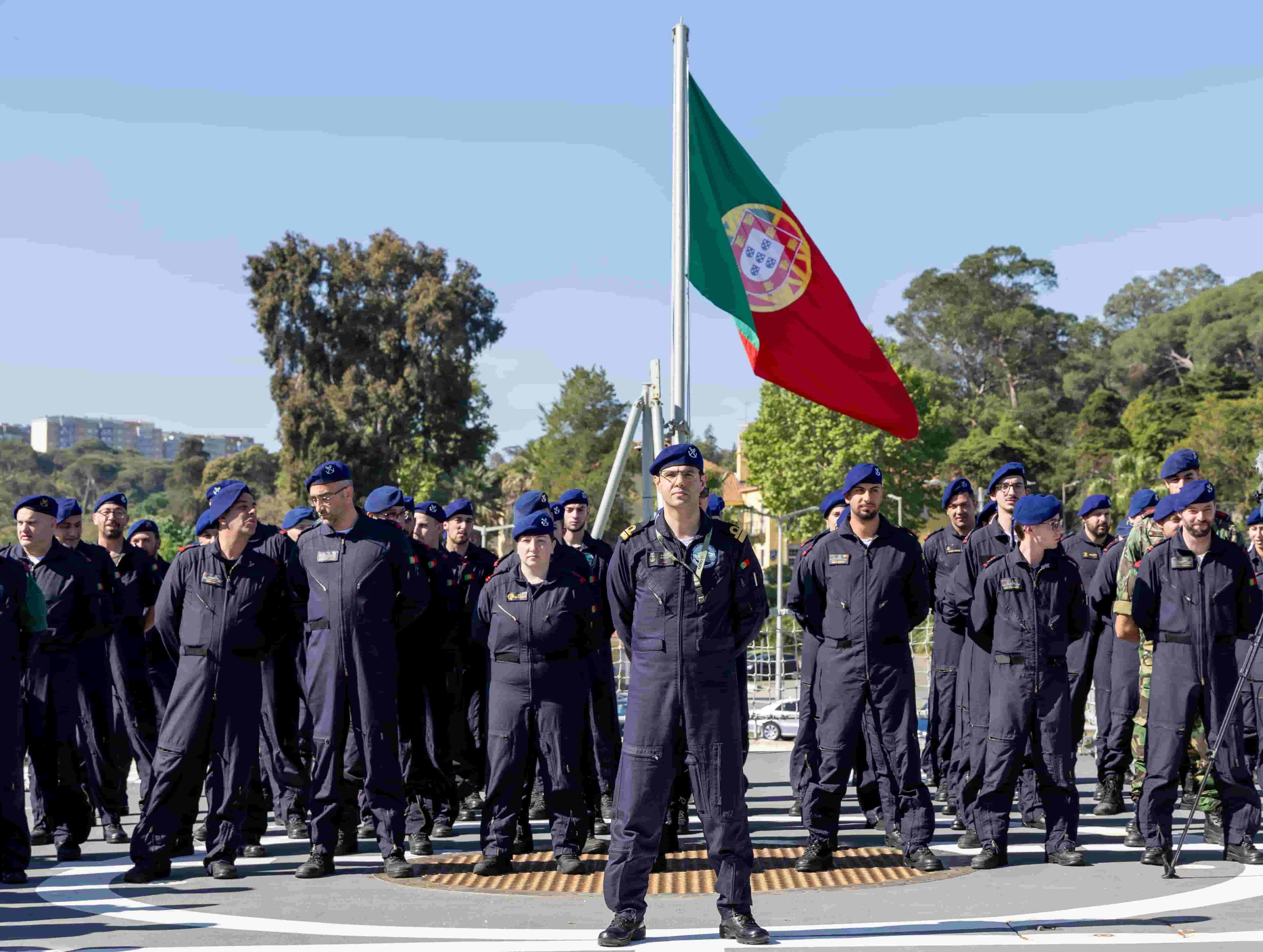 NRP Bartolomeu Dias largou para missão no mar Mediterrâneo