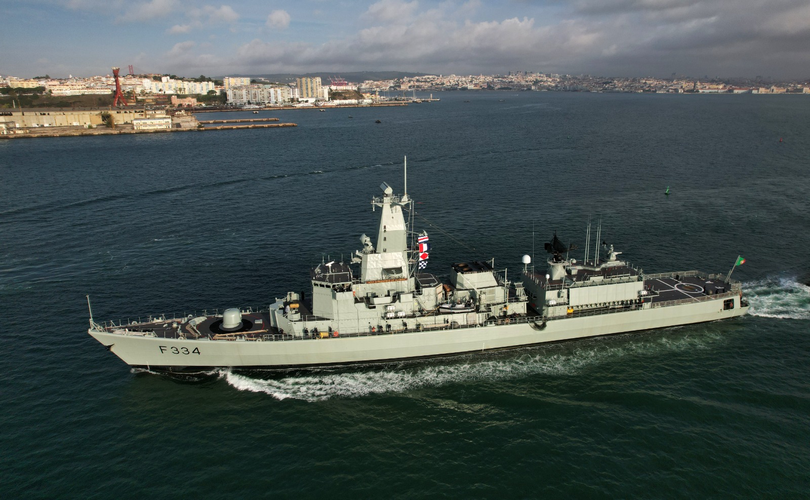Fragata D. Francisco de Almeida regressou a Portugal após modernização 