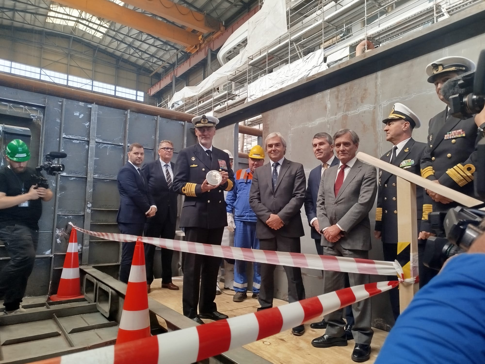 Futuro navio da Marinha teve o corte da primeira chapa e a tradicional fixação de uma moeda 