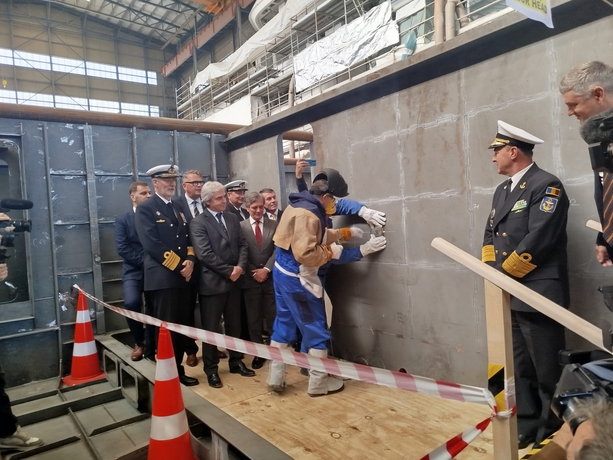 Futuro navio da Marinha teve o corte da primeira chapa e a tradicional fixação de uma moeda 