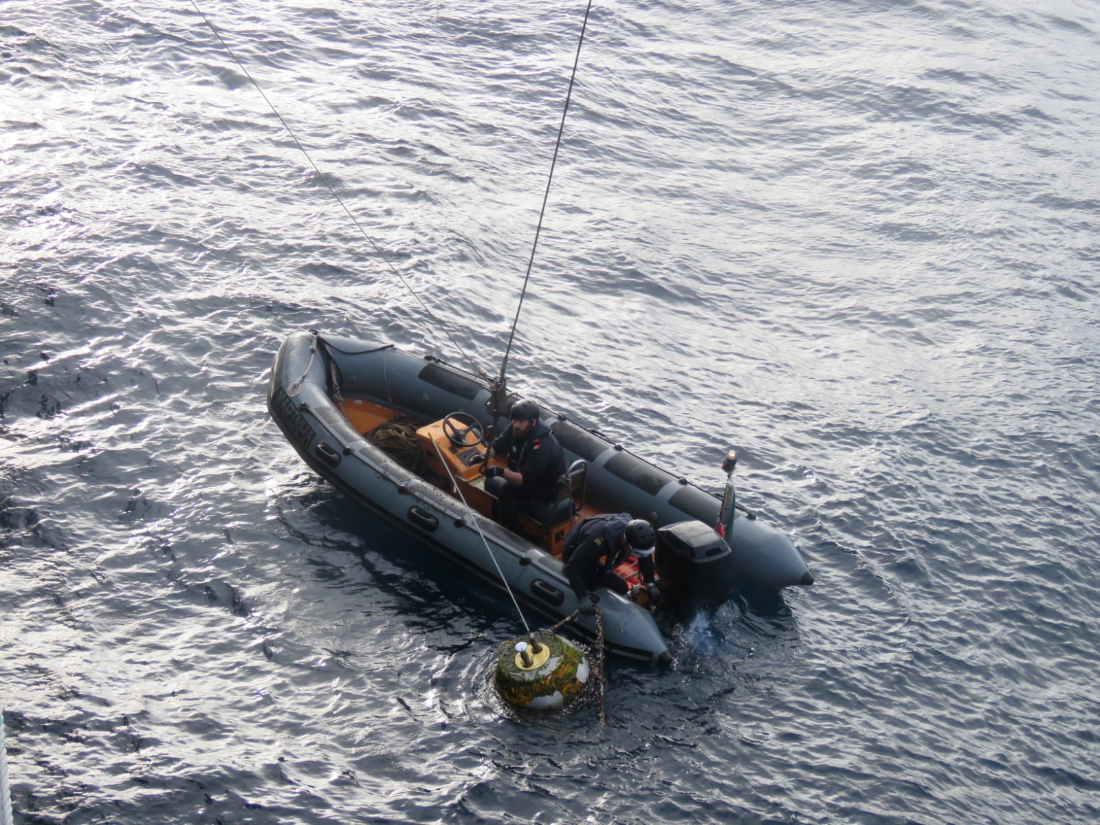 Navio da Marinha recupera boia que se encontrava à deriva nos Açores