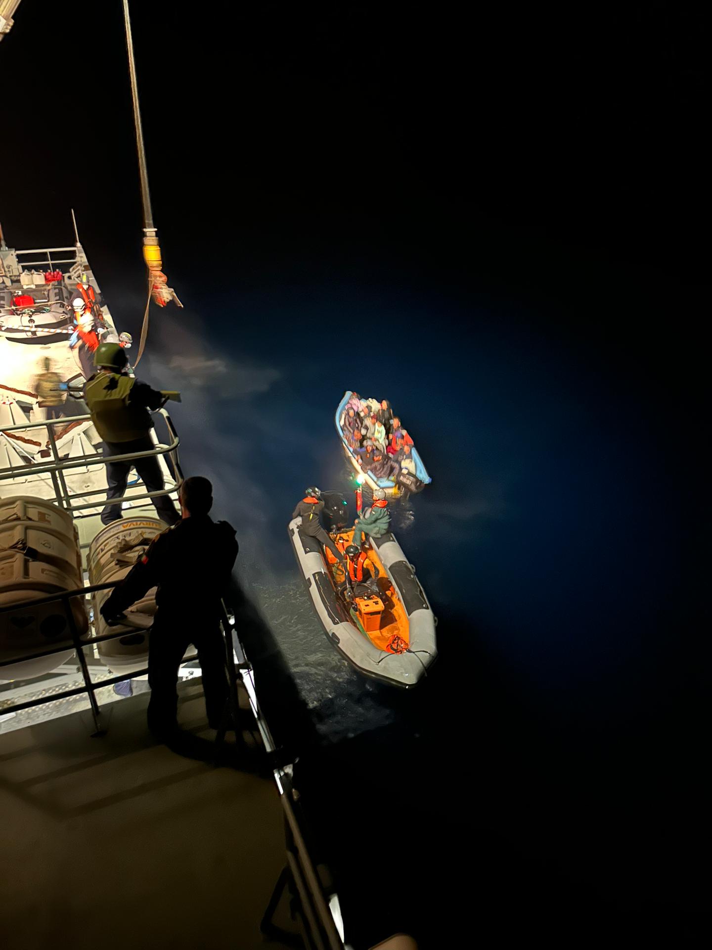 Resgate migrantes em Espanha de uma embarcação