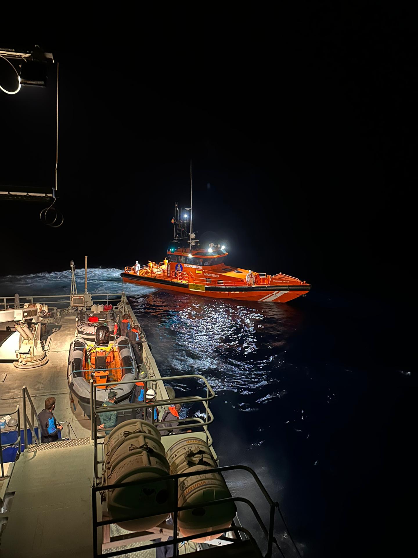 Resgate migrantes em Espanha, barco de salvamento