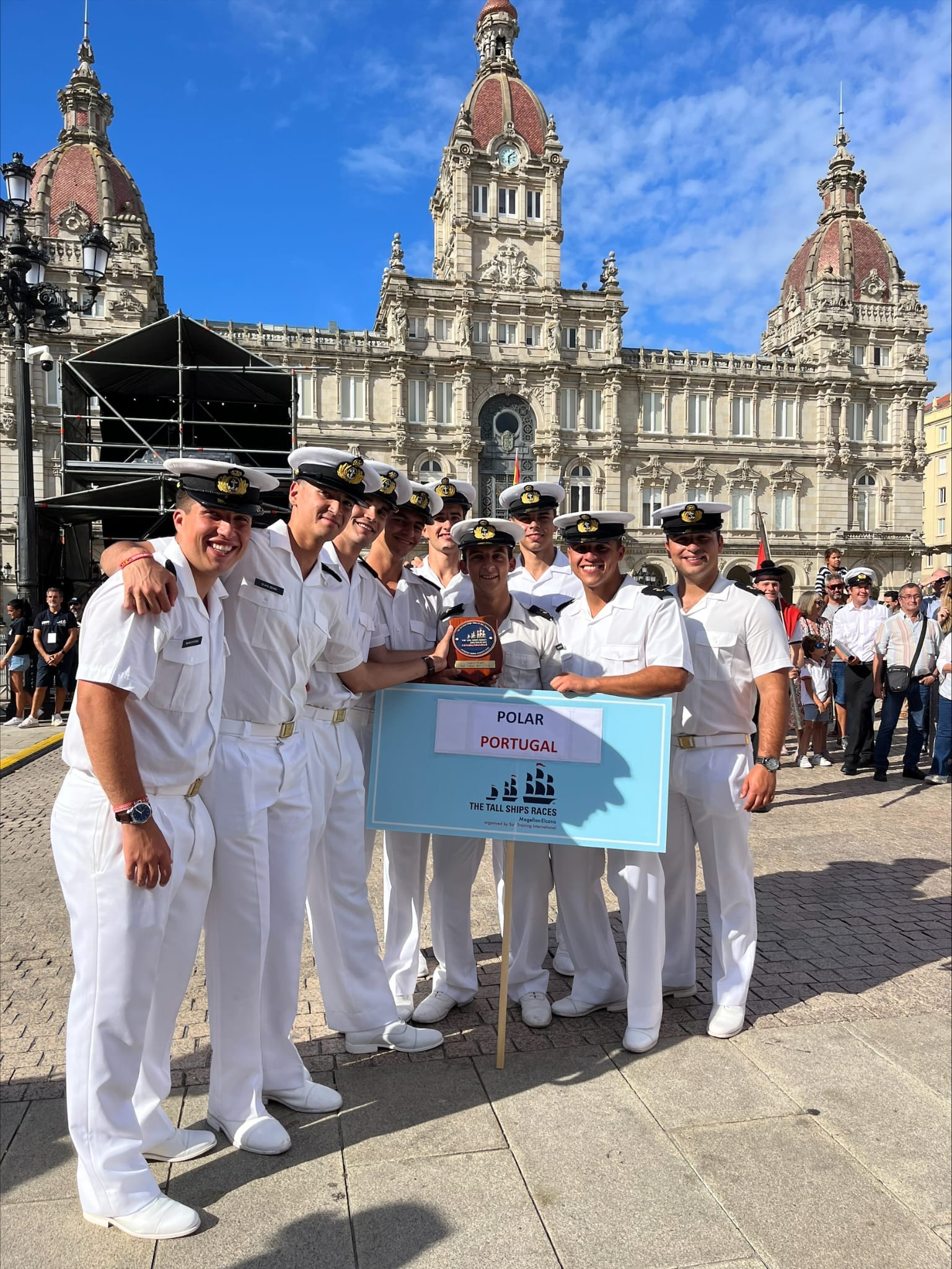 Veleiro da Marinha conquista prémio de "melhor apresentação no porto"