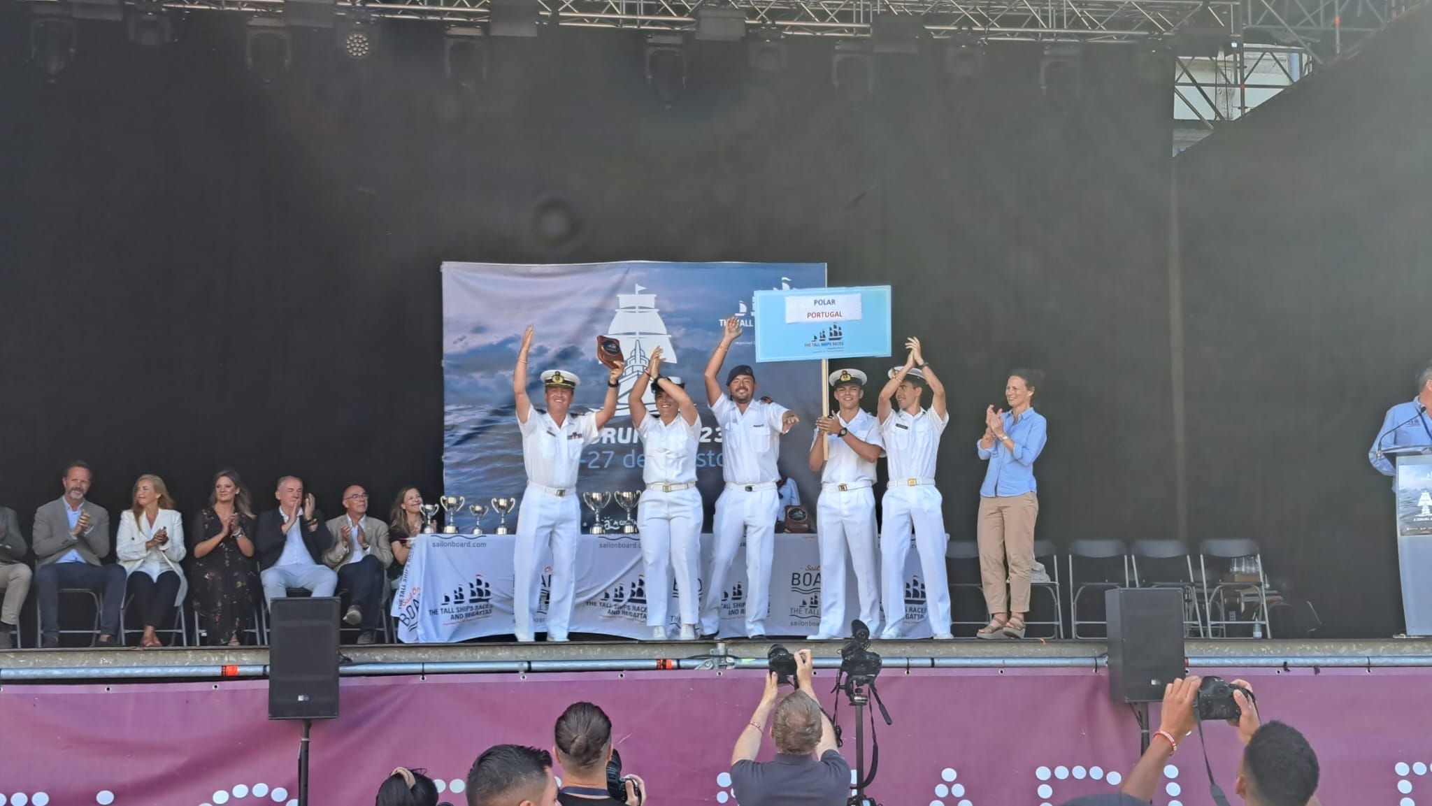 Veleiro da Marinha conquista prémio de "melhor apresentação no porto"
