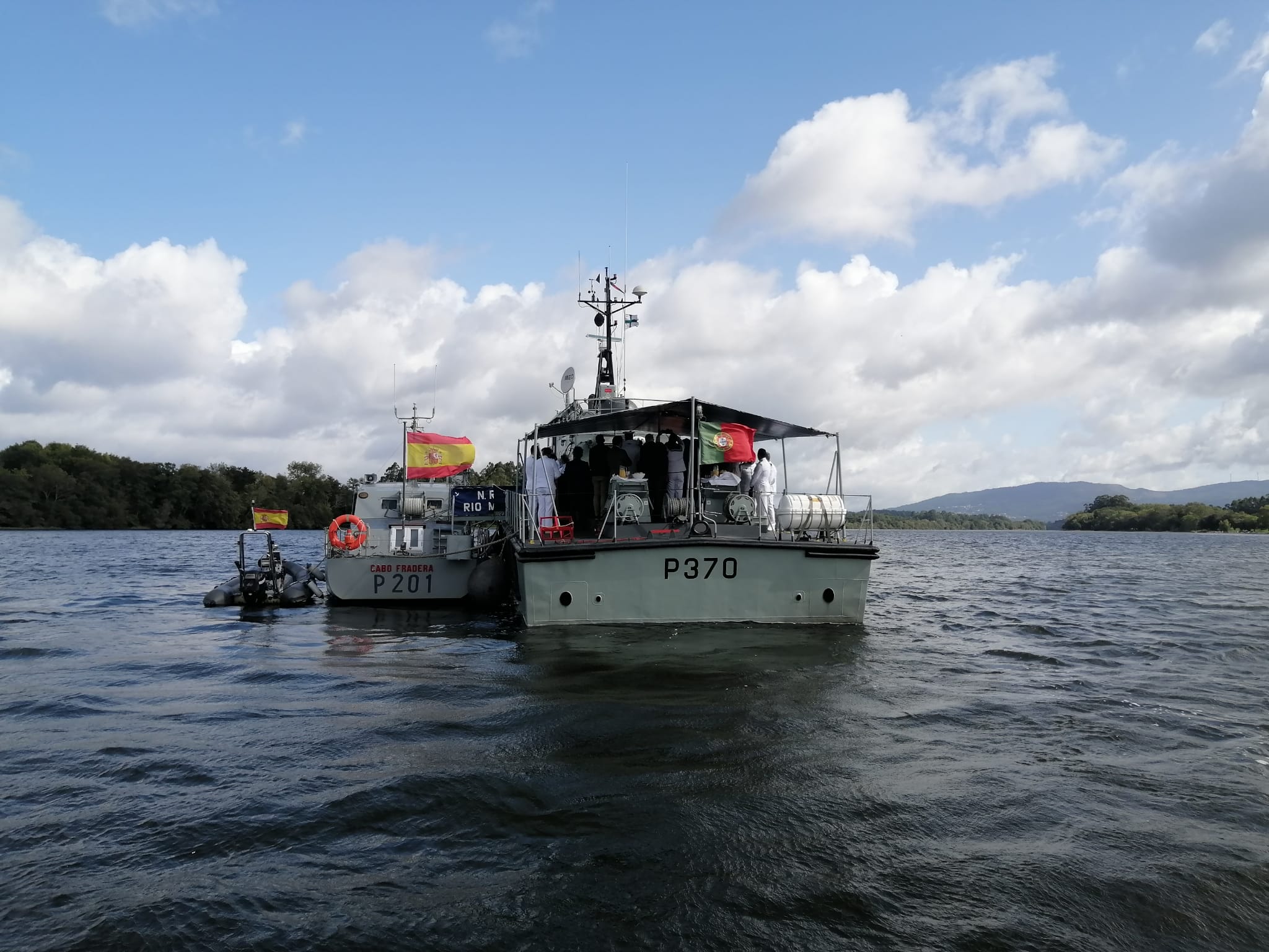 Navios "Rio Minho" e "Cabo Fradera" de braço dado