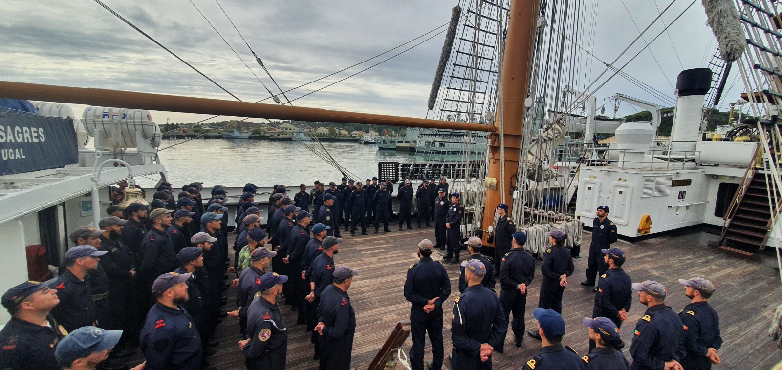 O vice-almirante Comandante naval dirige-se à guarnição do NRP Sagres na chegada do navio.