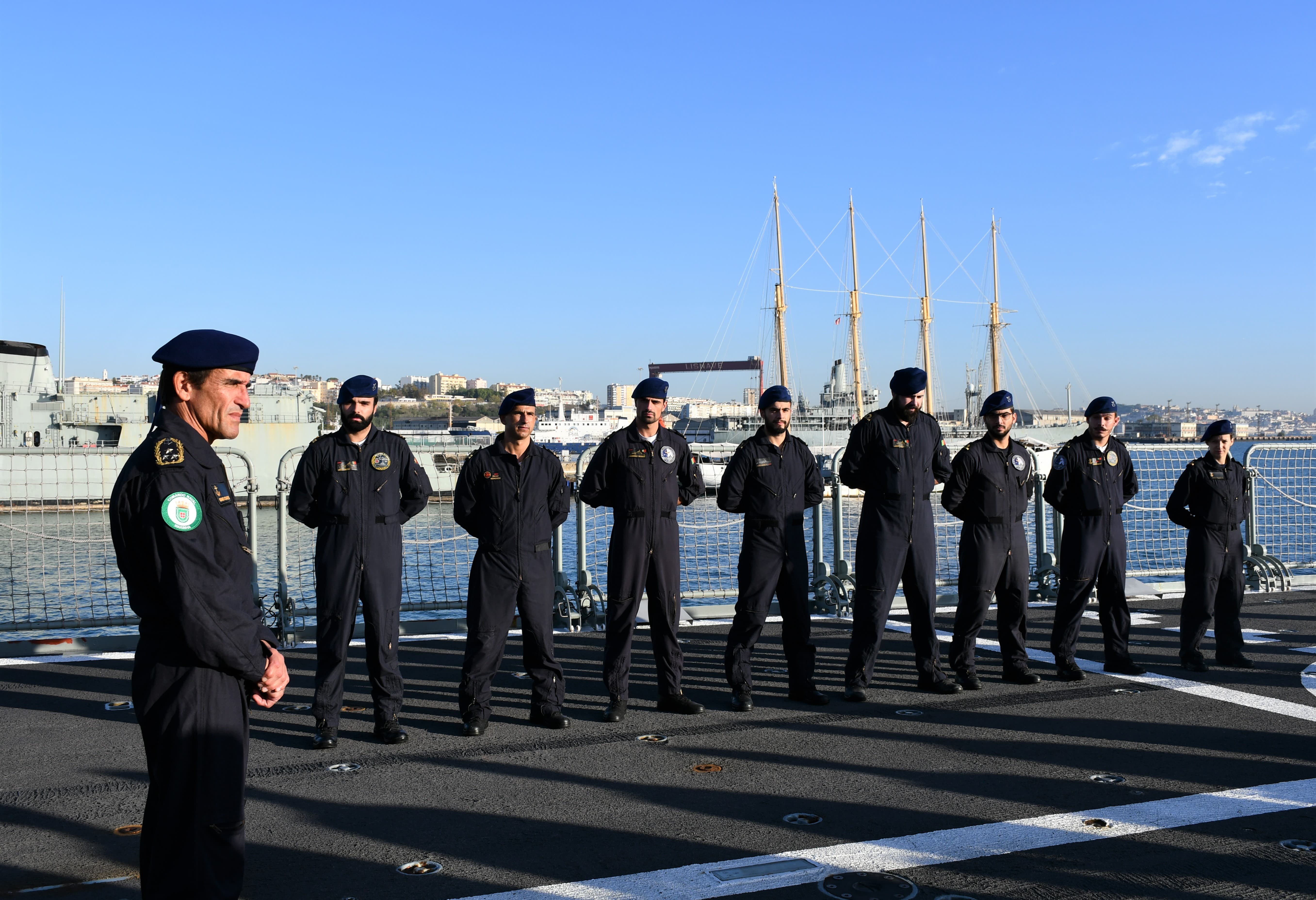 militares do navio Corte-Real