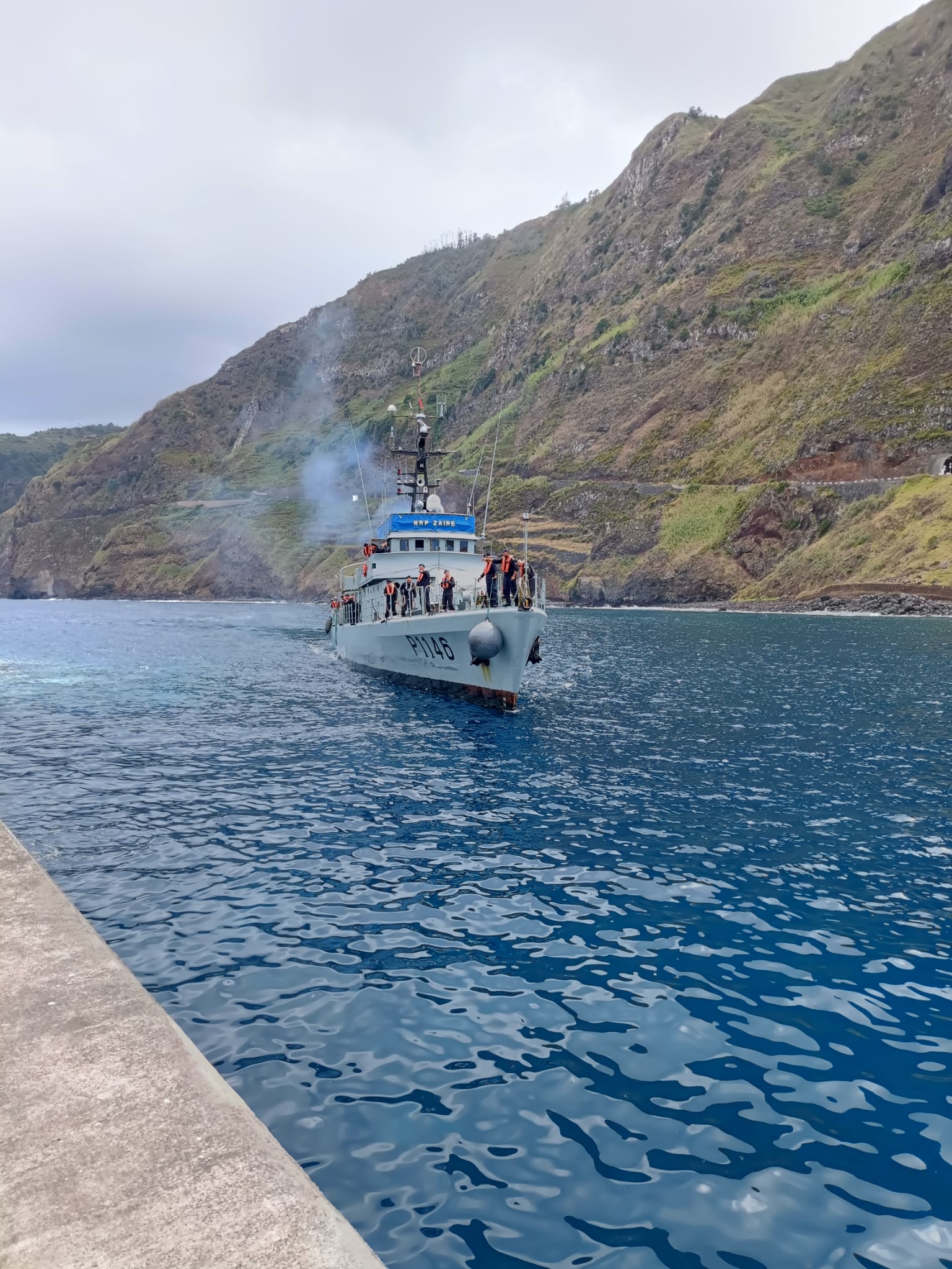 NRP Zaire a atracar no Porto Moniz