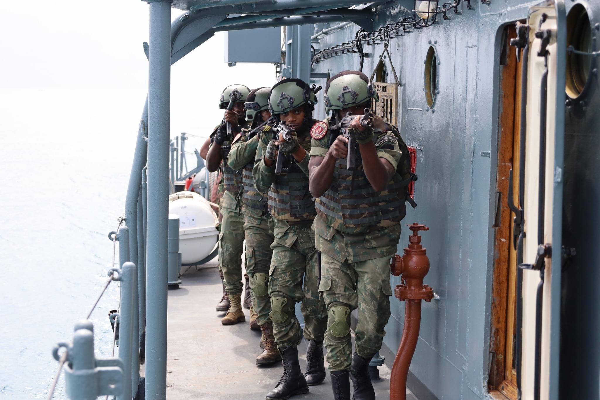 Navio da Marinha realiza exercício com Fuzileiros Navais de São Tomé e Príncipe