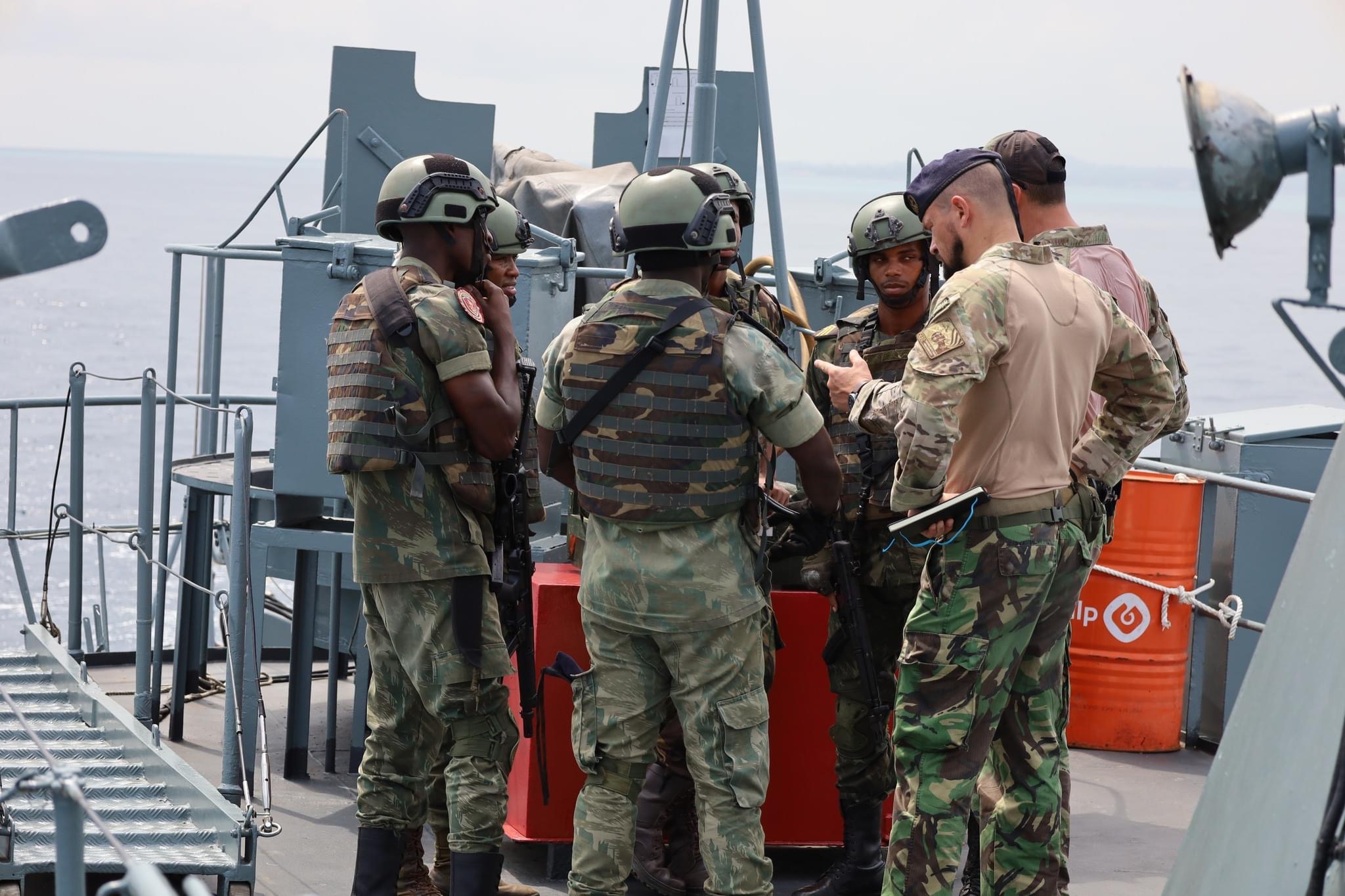Navio da Marinha realiza exercício com Fuzileiros Navais de São Tomé e Príncipe