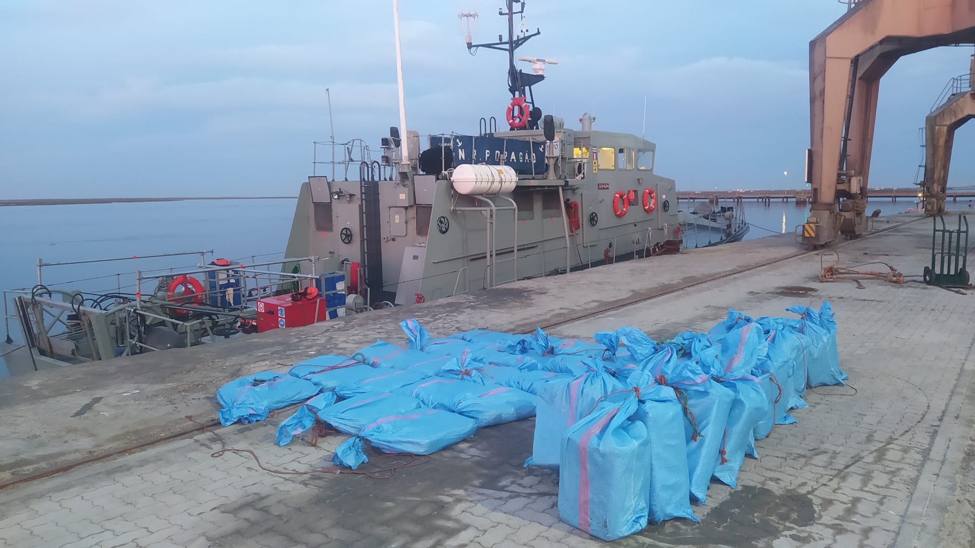 Mais de uma tonelada de haxixe apreendida em operação conjunta da Marinha, Autoridade Marítima e Força Aérea